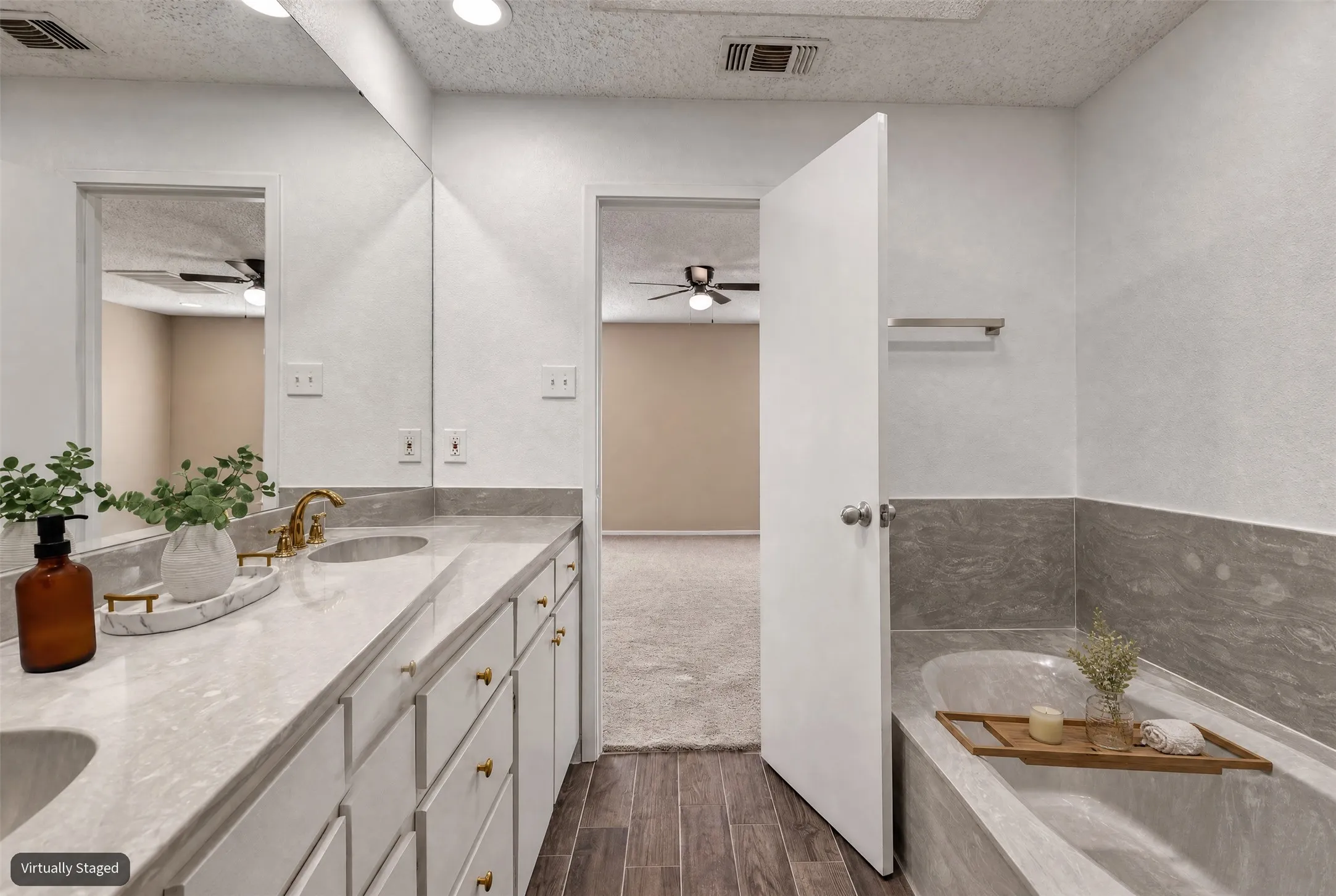 Single Family Residence For Sale in Tarrant County , 615 Country Green Lane, Arlington, Texas 76011, 4 Bedroom, 3 Bathroom, 2 Garage spaces, 2,596 Sqft, built in 1977, mls#21409392, Real Estate Agent in Arlington, Homes For Sale in Tarrant county, Homes For Sale in Arlington, Realtor in Arlington Texas, Real Estate Brokerage Independent Realty Texas, Luminita Cordes Realtor