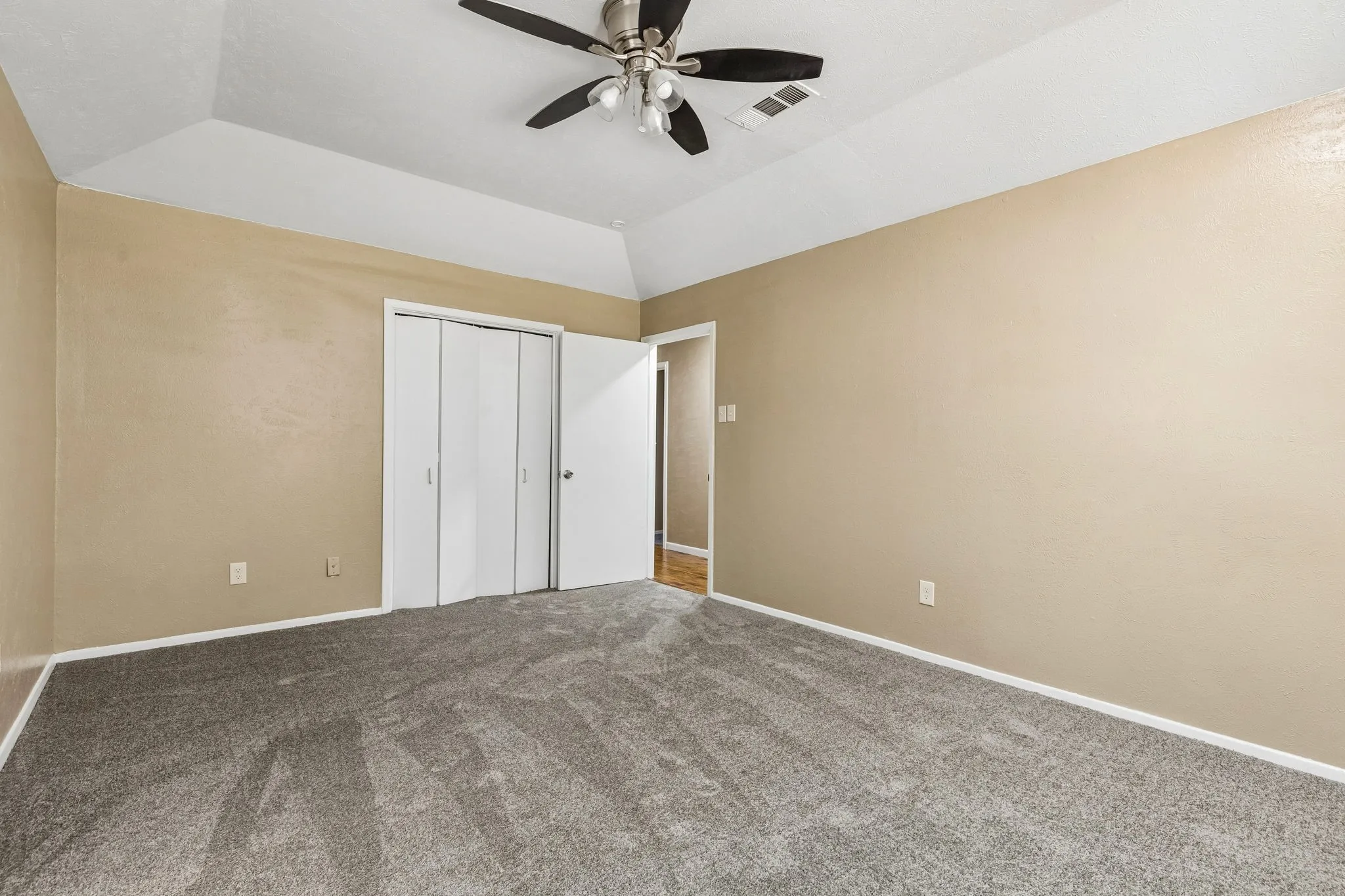 Single Family Residence For Sale in Tarrant County , 615 Country Green Lane, Arlington, Texas 76011, 4 Bedroom, 3 Bathroom, 2 Garage spaces, 2,596 Sqft, built in 1977, mls#21409392, Real Estate Agent in Arlington, Homes For Sale in Tarrant county, Homes For Sale in Arlington, Realtor in Arlington Texas, Real Estate Brokerage Independent Realty Texas, Luminita Cordes Realtor
