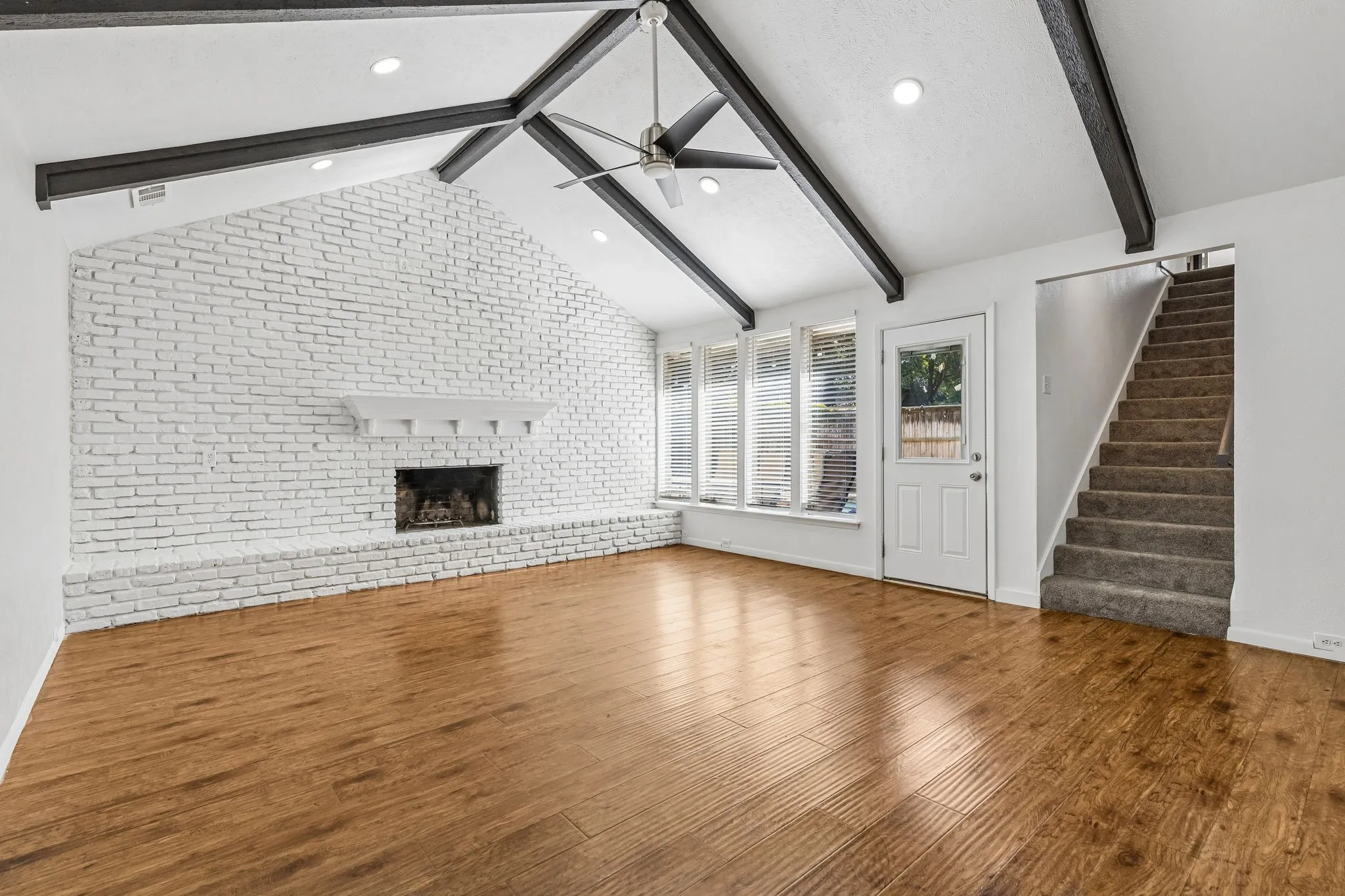 Single Family Residence For Sale in Tarrant County , 615 Country Green Lane, Arlington, Texas 76011, 4 Bedroom, 3 Bathroom, 2 Garage spaces, 2,596 Sqft, built in 1977, mls#21409392, Real Estate Agent in Arlington, Homes For Sale in Tarrant county, Homes For Sale in Arlington, Realtor in Arlington Texas, Real Estate Brokerage Independent Realty Texas, Luminita Cordes Realtor