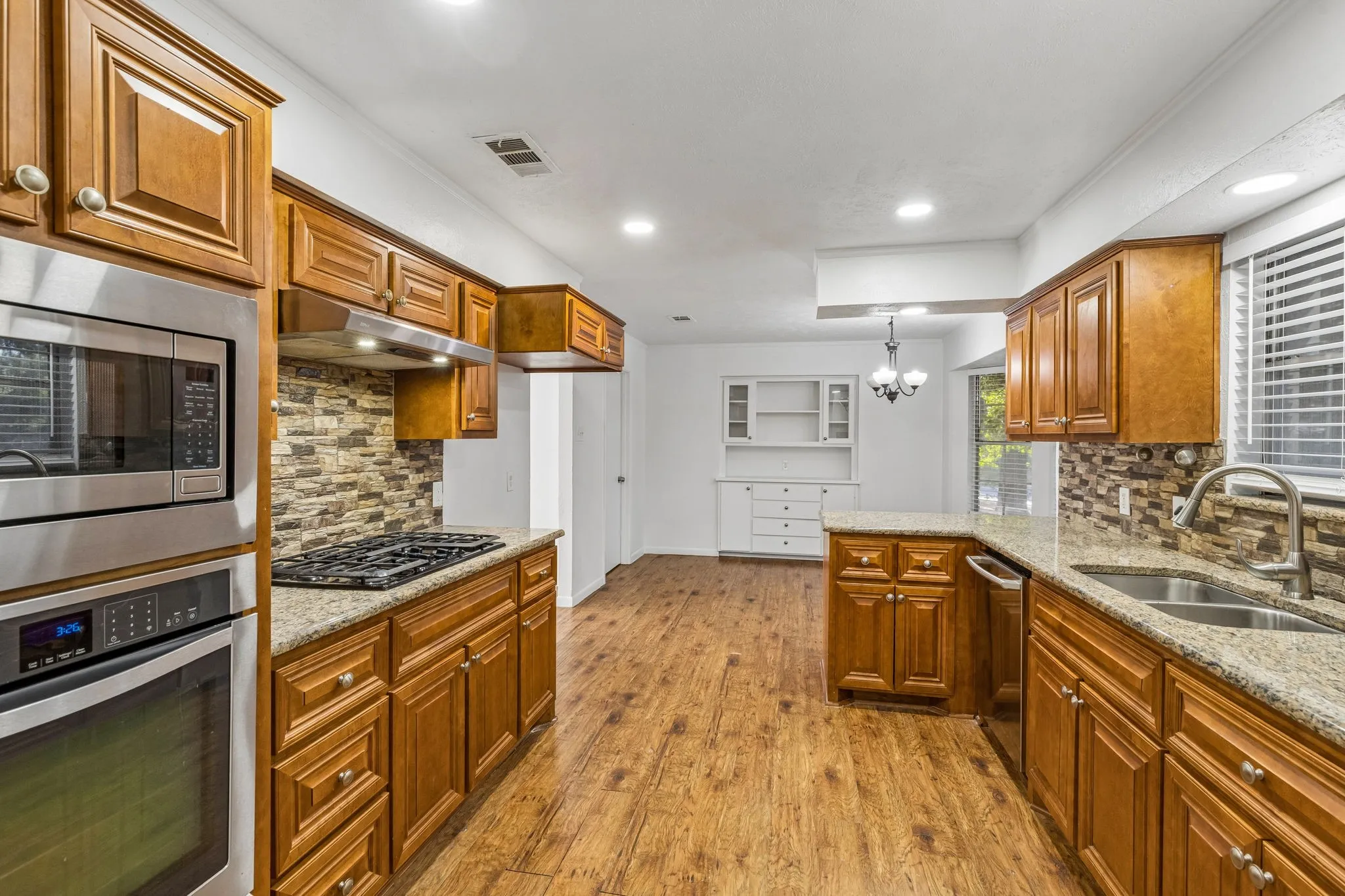 Single Family Residence For Sale in Tarrant County , 615 Country Green Lane, Arlington, Texas 76011, 4 Bedroom, 3 Bathroom, 2 Garage spaces, 2,596 Sqft, built in 1977, mls#21409392, Real Estate Agent in Arlington, Homes For Sale in Tarrant county, Homes For Sale in Arlington, Realtor in Arlington Texas, Real Estate Brokerage Independent Realty Texas, Luminita Cordes Realtor
