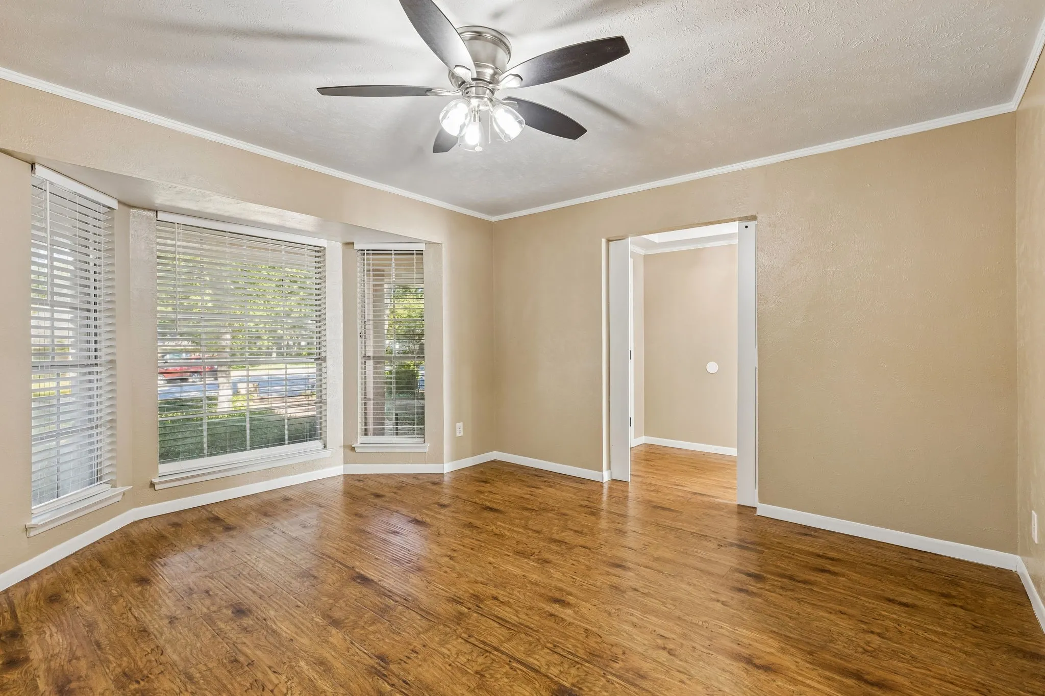 Single Family Residence For Sale in Tarrant County , 615 Country Green Lane, Arlington, Texas 76011, 4 Bedroom, 3 Bathroom, 2 Garage spaces, 2,596 Sqft, built in 1977, mls#21409392, Real Estate Agent in Arlington, Homes For Sale in Tarrant county, Homes For Sale in Arlington, Realtor in Arlington Texas, Real Estate Brokerage Independent Realty Texas, Luminita Cordes Realtor