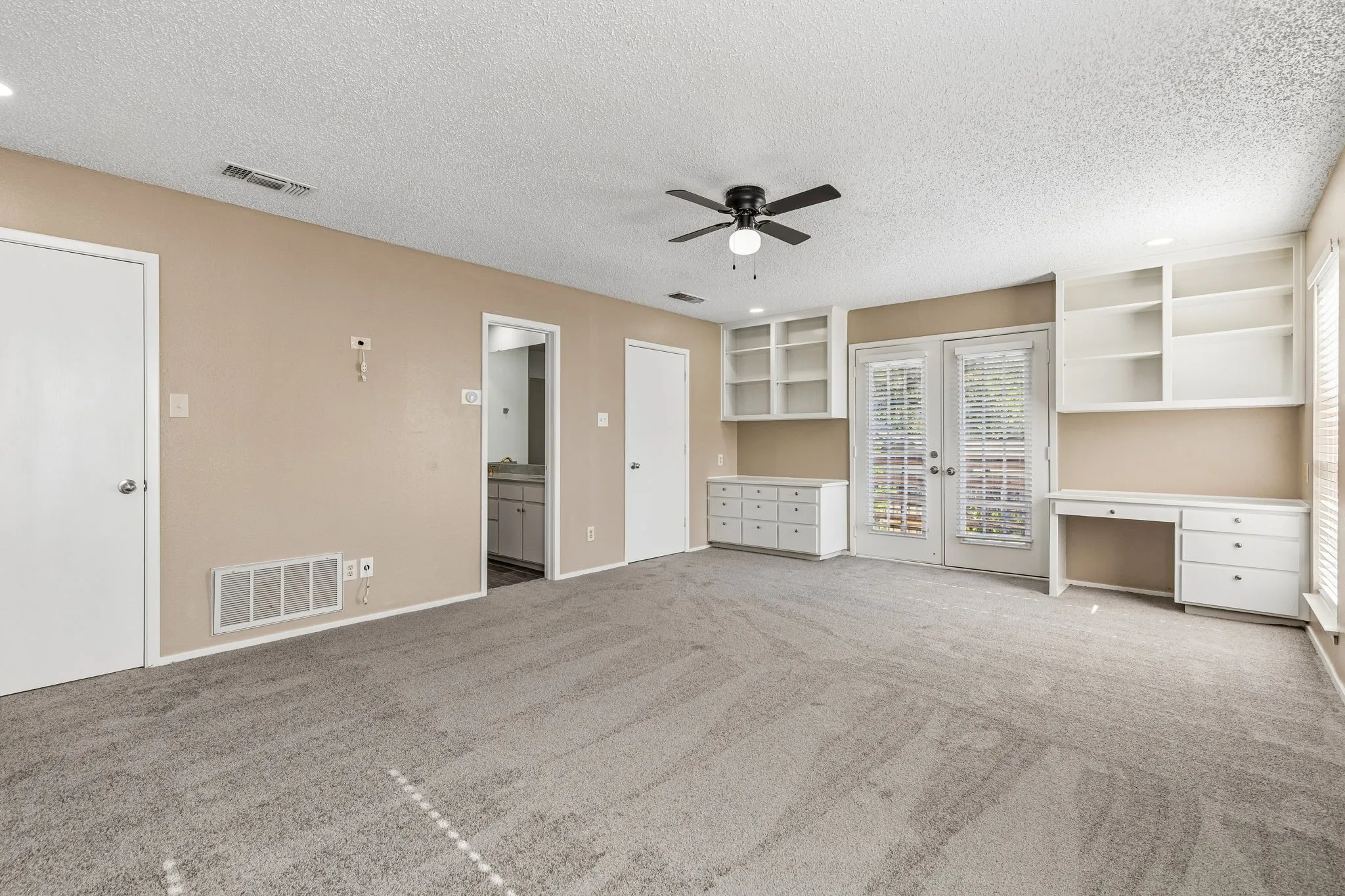 Single Family Residence For Sale in Tarrant County , 615 Country Green Lane, Arlington, Texas 76011, 4 Bedroom, 3 Bathroom, 2 Garage spaces, 2,596 Sqft, built in 1977, mls#21409392, Real Estate Agent in Arlington, Homes For Sale in Tarrant county, Homes For Sale in Arlington, Realtor in Arlington Texas, Real Estate Brokerage Independent Realty Texas, Luminita Cordes Realtor