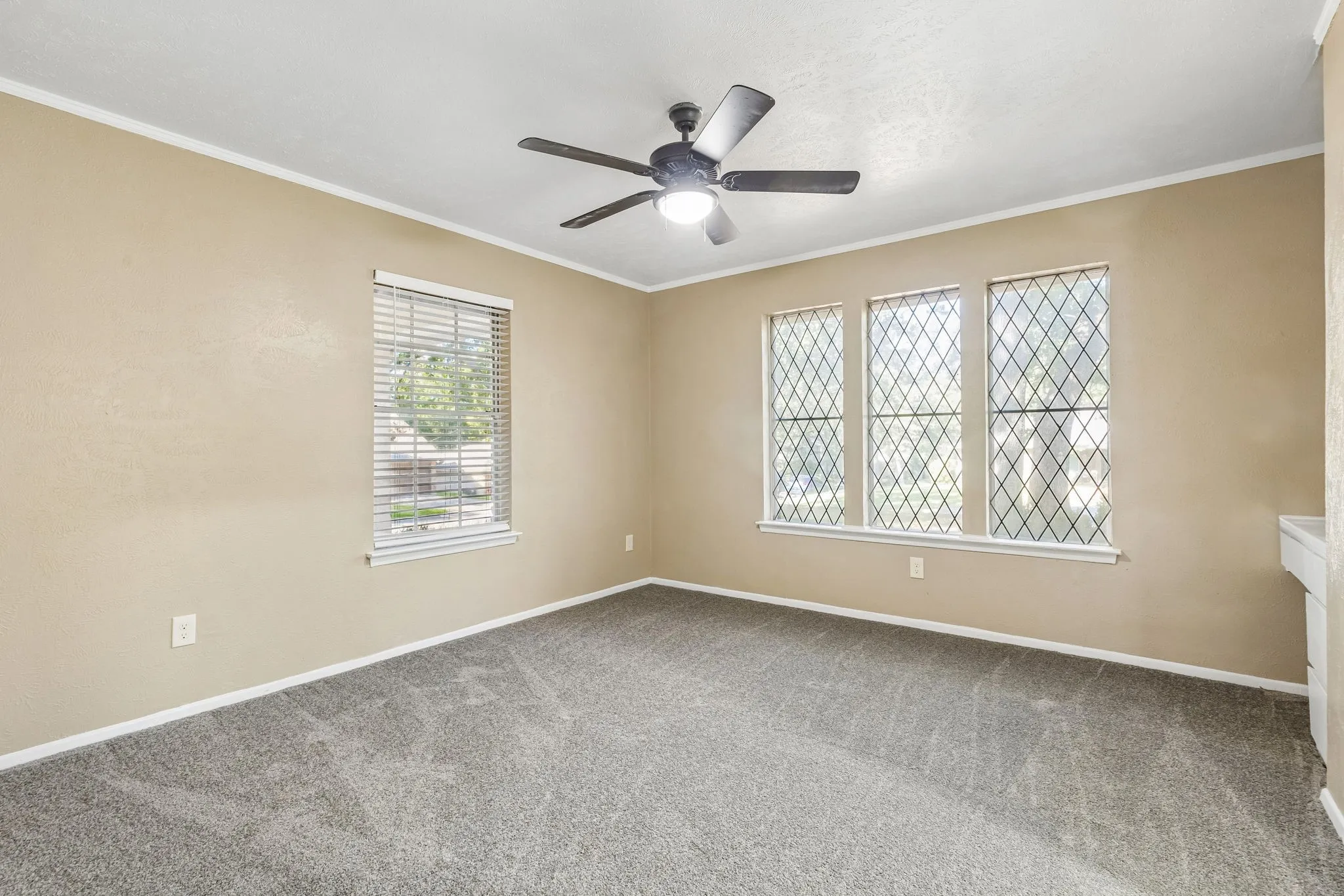 Single Family Residence For Sale in Tarrant County , 615 Country Green Lane, Arlington, Texas 76011, 4 Bedroom, 3 Bathroom, 2 Garage spaces, 2,596 Sqft, built in 1977, mls#21409392, Real Estate Agent in Arlington, Homes For Sale in Tarrant county, Homes For Sale in Arlington, Realtor in Arlington Texas, Real Estate Brokerage Independent Realty Texas, Luminita Cordes Realtor