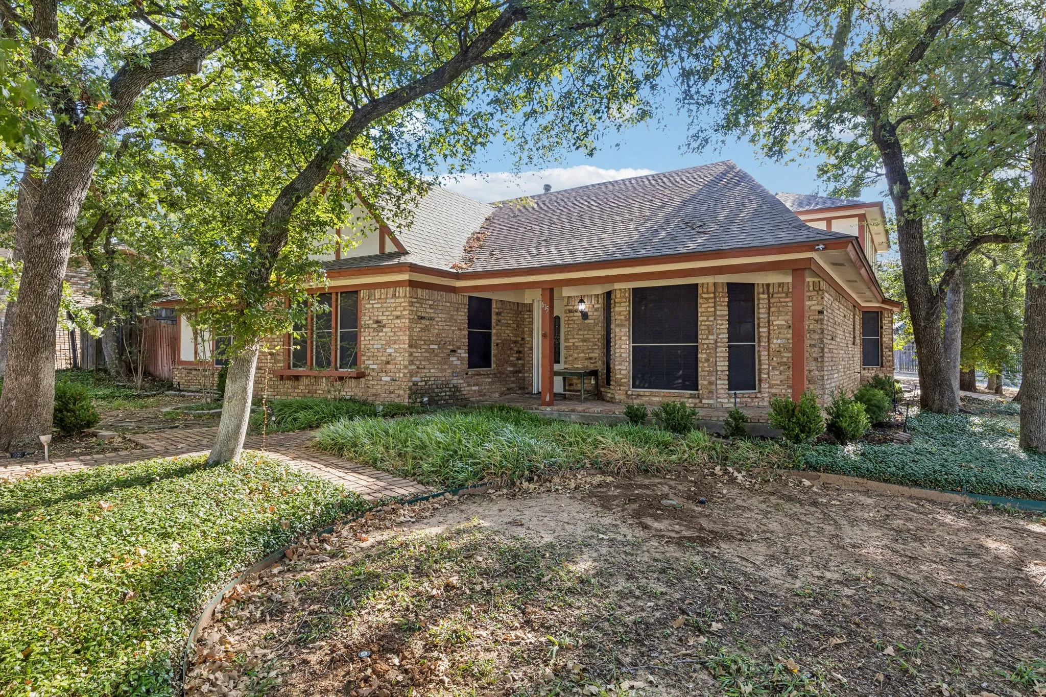 Single Family Residence For Sale in Tarrant County , 615 Country Green Lane, Arlington, Texas 76011, 4 Bedroom, 3 Bathroom, 2 Garage spaces, 2,596 Sqft, built in 1977, mls#21409392, Real Estate Agent in Arlington, Homes For Sale in Tarrant county, Homes For Sale in Arlington, Realtor in Arlington Texas, Real Estate Brokerage Independent Realty Texas, Luminita Cordes Realtor