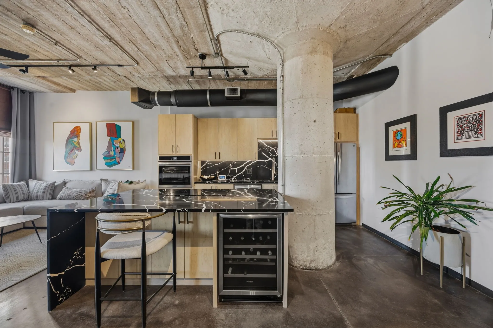 Condominium For Sale in Dallas County , 1122 Jackson Street 609, Dallas, Texas 75202, 1 Bedroom, 1 Bathroom, 1 Garage spaces, 1,111 Sqft, built in 1925, mls#21408754, Real Estate Agent in Dallas, Homes For Sale in Dallas county, Homes For Sale in Dallas, Realtor in Dallas Texas, Real Estate Brokerage Independent Realty Texas, Luminita Cordes Realtor