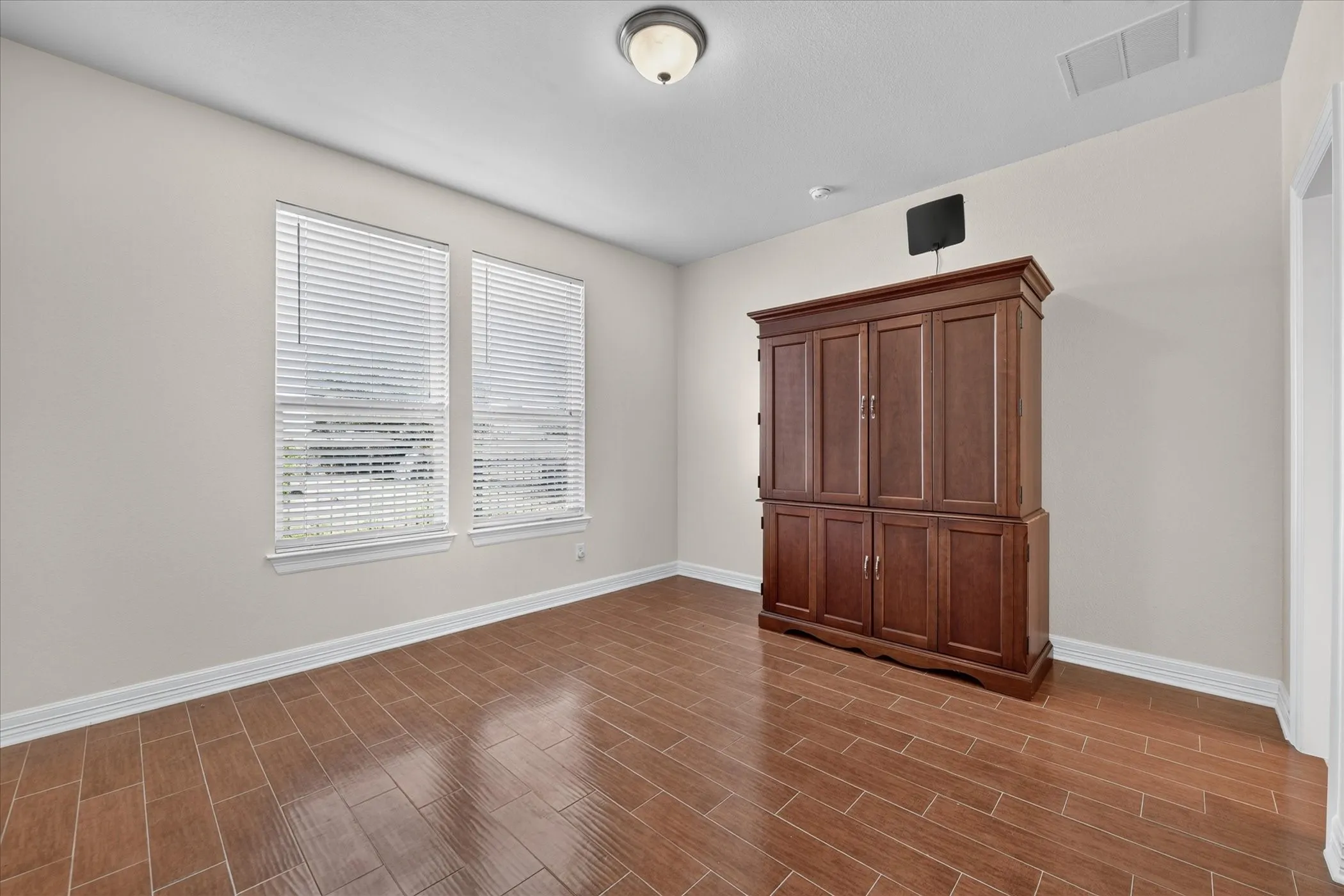 Single Family Residence For Sale in Tarrant County , 7529 Zinnia Lane, Forest Hill, Texas 76140, 4 Bedroom, 4 Bathroom, 3 Garage spaces, 3,301 Sqft, built in 2010, mls#21405573, Real Estate Agent in Forest Hill, Homes For Sale in Tarrant county, Homes For Sale in Forest Hill, Realtor in Forest Hill Texas, Real Estate Brokerage Independent Realty Texas, Luminita Cordes Realtor