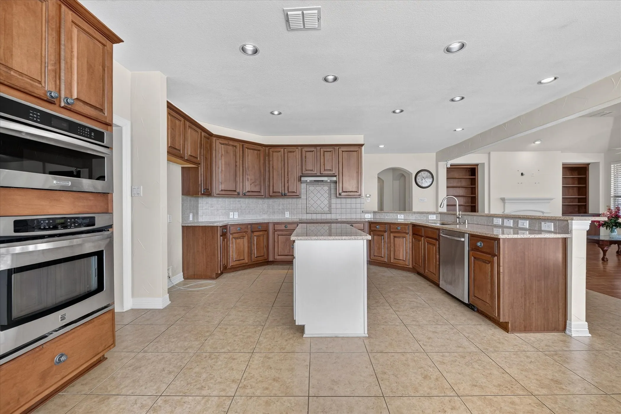 Single Family Residence For Sale in Tarrant County , 7529 Zinnia Lane, Forest Hill, Texas 76140, 4 Bedroom, 4 Bathroom, 3 Garage spaces, 3,301 Sqft, built in 2010, mls#21405573, Real Estate Agent in Forest Hill, Homes For Sale in Tarrant county, Homes For Sale in Forest Hill, Realtor in Forest Hill Texas, Real Estate Brokerage Independent Realty Texas, Luminita Cordes Realtor