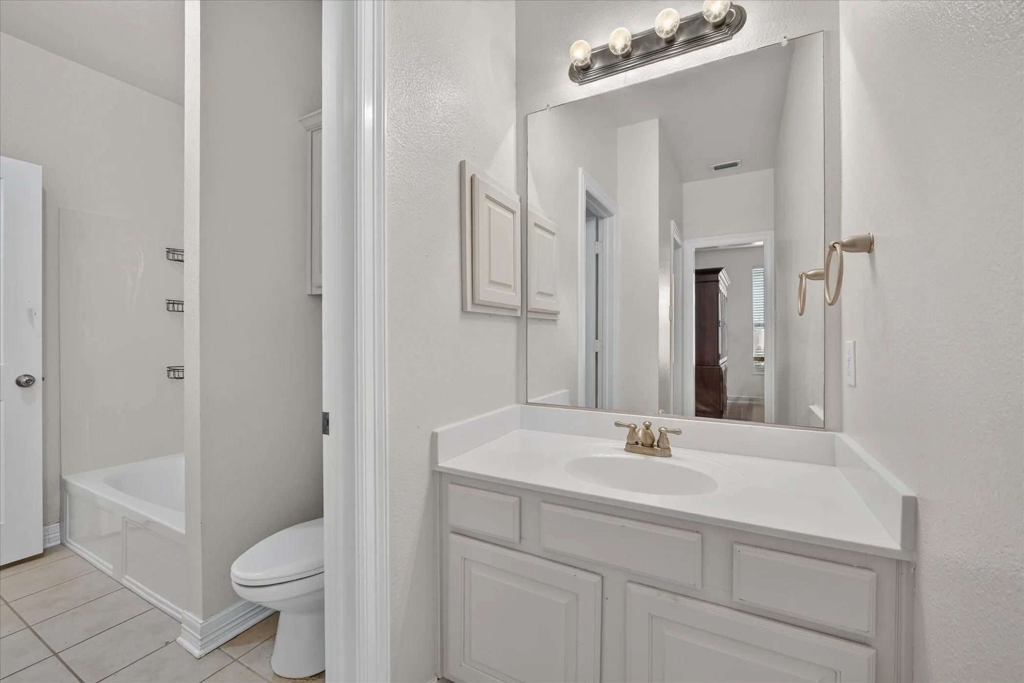 Single Family Residence For Sale in Tarrant County , 7529 Zinnia Lane, Forest Hill, Texas 76140, 4 Bedroom, 4 Bathroom, 3 Garage spaces, 3,301 Sqft, built in 2010, mls#21405573, Real Estate Agent in Forest Hill, Homes For Sale in Tarrant county, Homes For Sale in Forest Hill, Realtor in Forest Hill Texas, Real Estate Brokerage Independent Realty Texas, Luminita Cordes Realtor