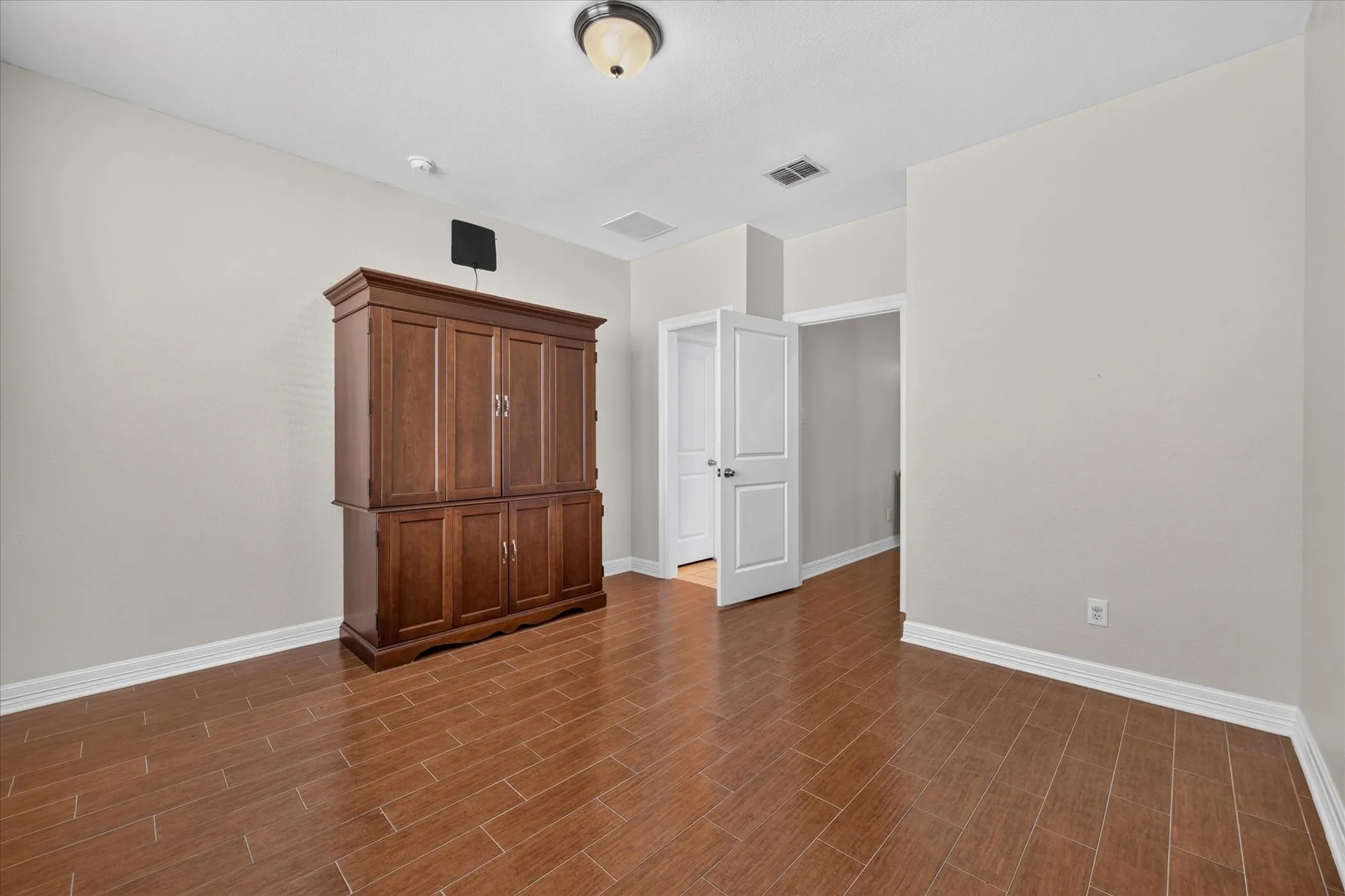 Single Family Residence For Sale in Tarrant County , 7529 Zinnia Lane, Forest Hill, Texas 76140, 4 Bedroom, 4 Bathroom, 3 Garage spaces, 3,301 Sqft, built in 2010, mls#21405573, Real Estate Agent in Forest Hill, Homes For Sale in Tarrant county, Homes For Sale in Forest Hill, Realtor in Forest Hill Texas, Real Estate Brokerage Independent Realty Texas, Luminita Cordes Realtor