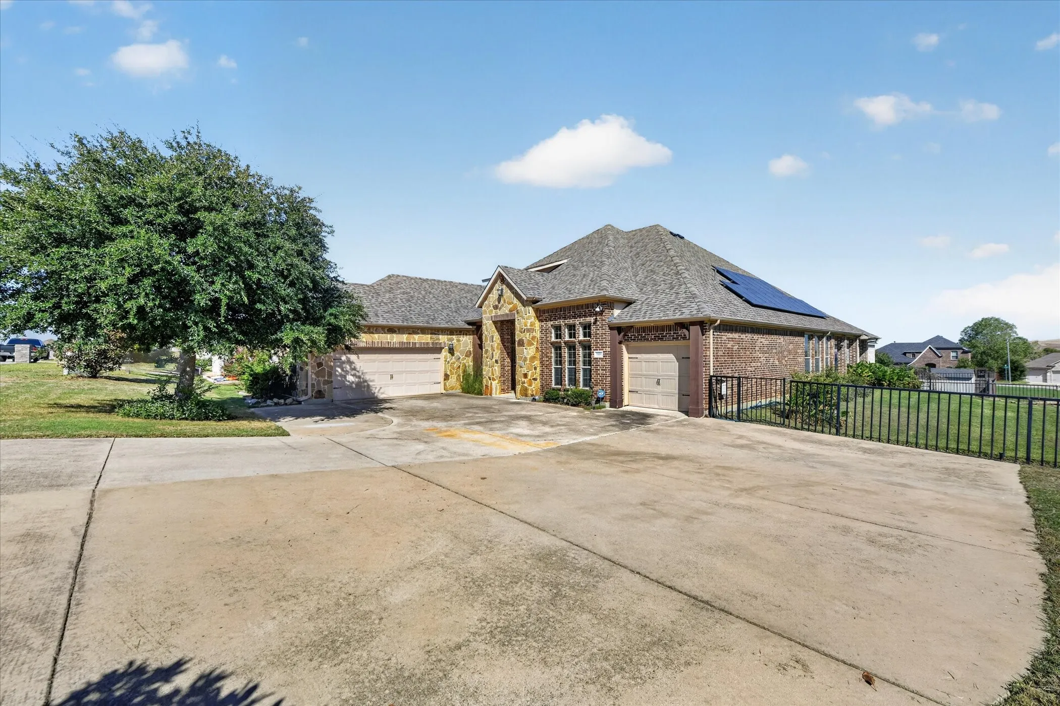 Single Family Residence For Sale in Tarrant County , 7529 Zinnia Lane, Forest Hill, Texas 76140, 4 Bedroom, 4 Bathroom, 3 Garage spaces, 3,301 Sqft, built in 2010, mls#21405573, Real Estate Agent in Forest Hill, Homes For Sale in Tarrant county, Homes For Sale in Forest Hill, Realtor in Forest Hill Texas, Real Estate Brokerage Independent Realty Texas, Luminita Cordes Realtor