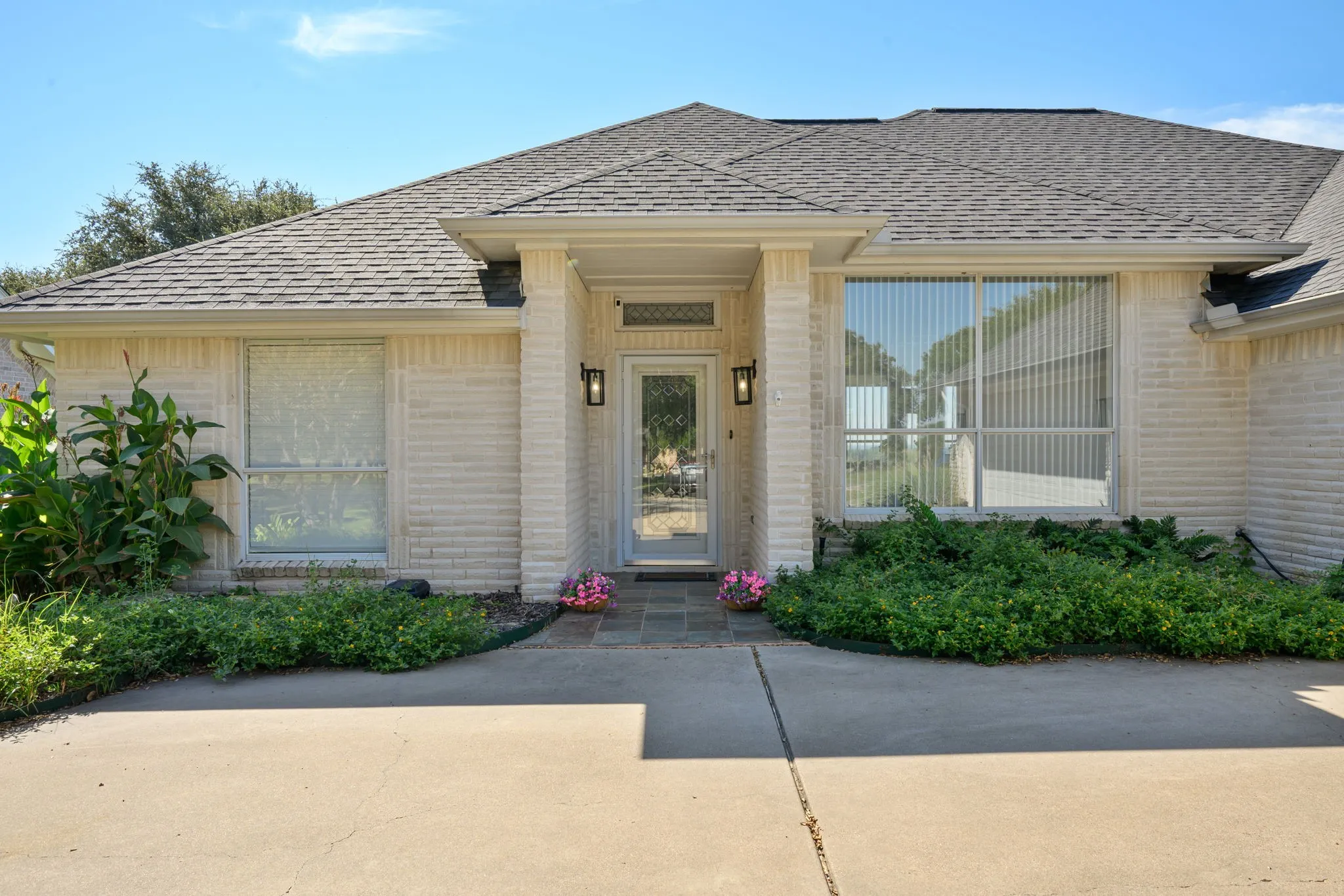 Single Family Residence For Sale in Hood County , 1203 Horizon Court, Granbury, Texas 76049, 3 Bedroom, 3 Bathroom, 2 Garage spaces, 2,137 Sqft, built in 1999, mls#21405593, Real Estate Agent in Granbury, Homes For Sale in Hood county, Homes For Sale in Granbury, Realtor in Granbury Texas, Real Estate Brokerage Independent Realty Texas, Luminita Cordes Realtor