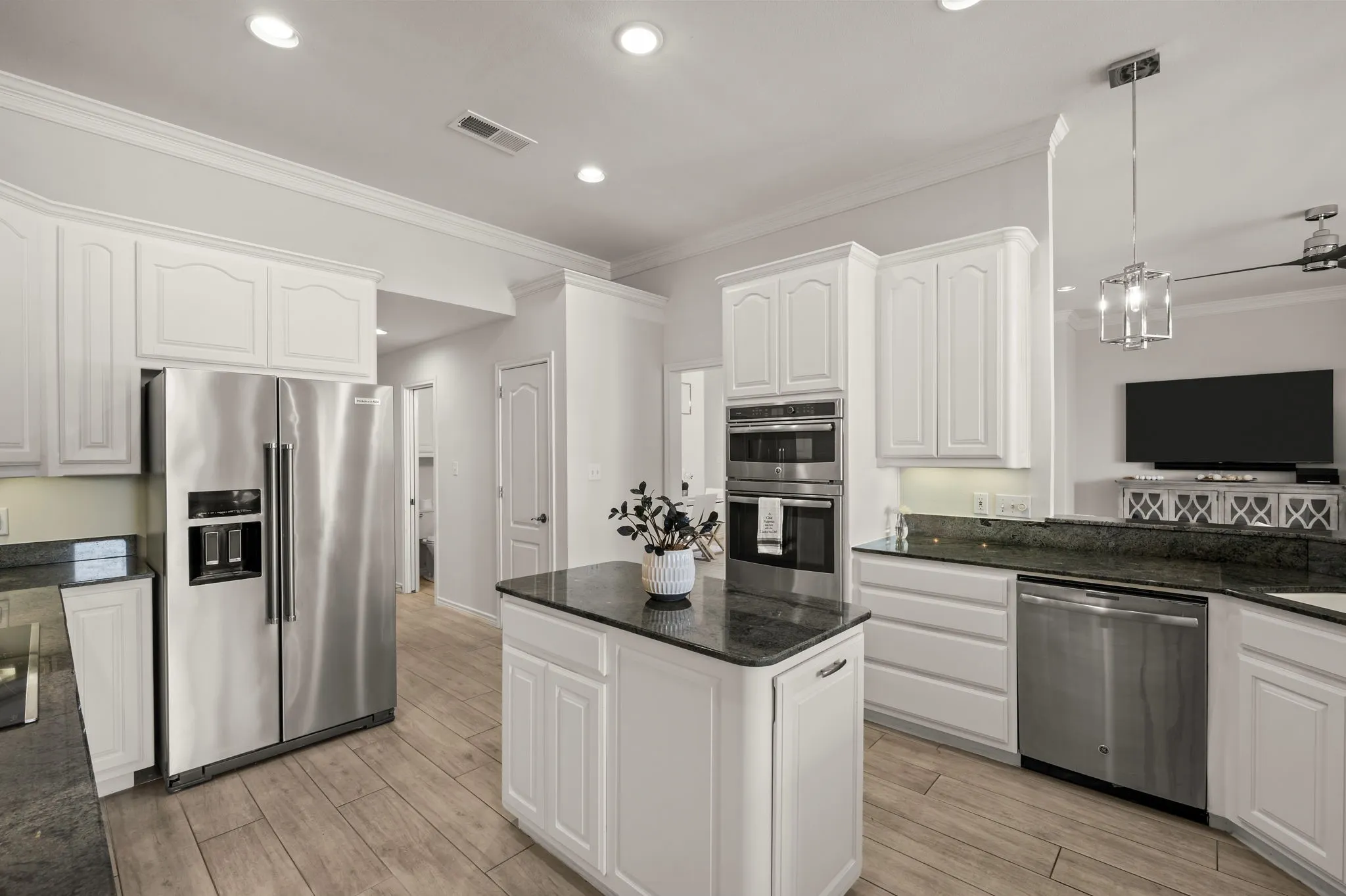 Single Family Residence For Sale in Hood County , 1203 Horizon Court, Granbury, Texas 76049, 3 Bedroom, 3 Bathroom, 2 Garage spaces, 2,137 Sqft, built in 1999, mls#21405593, Real Estate Agent in Granbury, Homes For Sale in Hood county, Homes For Sale in Granbury, Realtor in Granbury Texas, Real Estate Brokerage Independent Realty Texas, Luminita Cordes Realtor