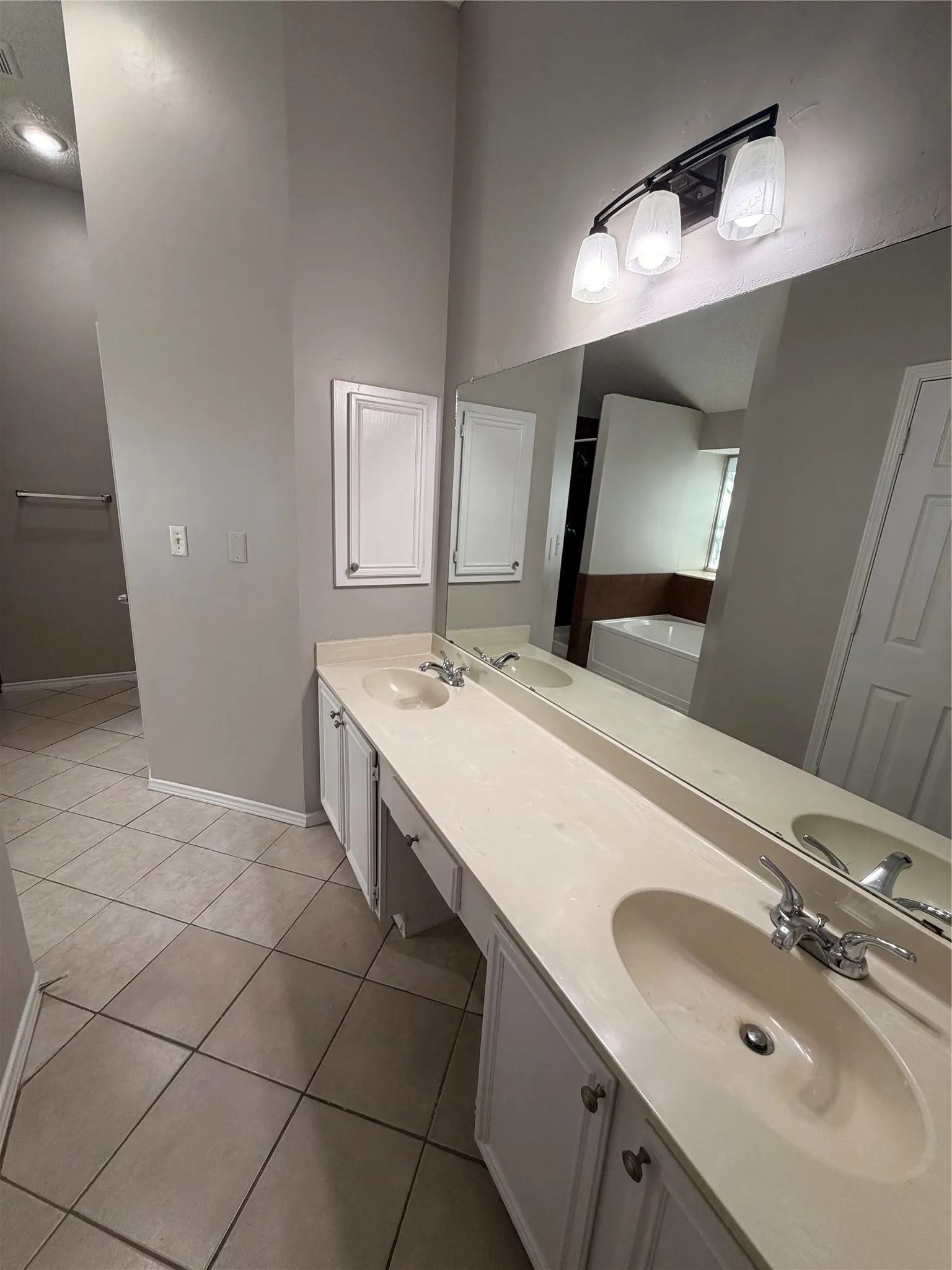 Single Family Residence For Rent in Tarrant County , 1221 Brooklawn Drive, Arlington, Texas 76018, 4 Bedroom, 2 Bathroom, 2 Garage spaces, 1,606 Sqft, built in 1987, mls#21409601, Real Estate Agent in Arlington, Homes For Rent in Tarrant county, Homes For Rent in Arlington, Realtor in Arlington Texas, Real Estate Brokerage Independent Realty Texas, Luminita Cordes Realtor