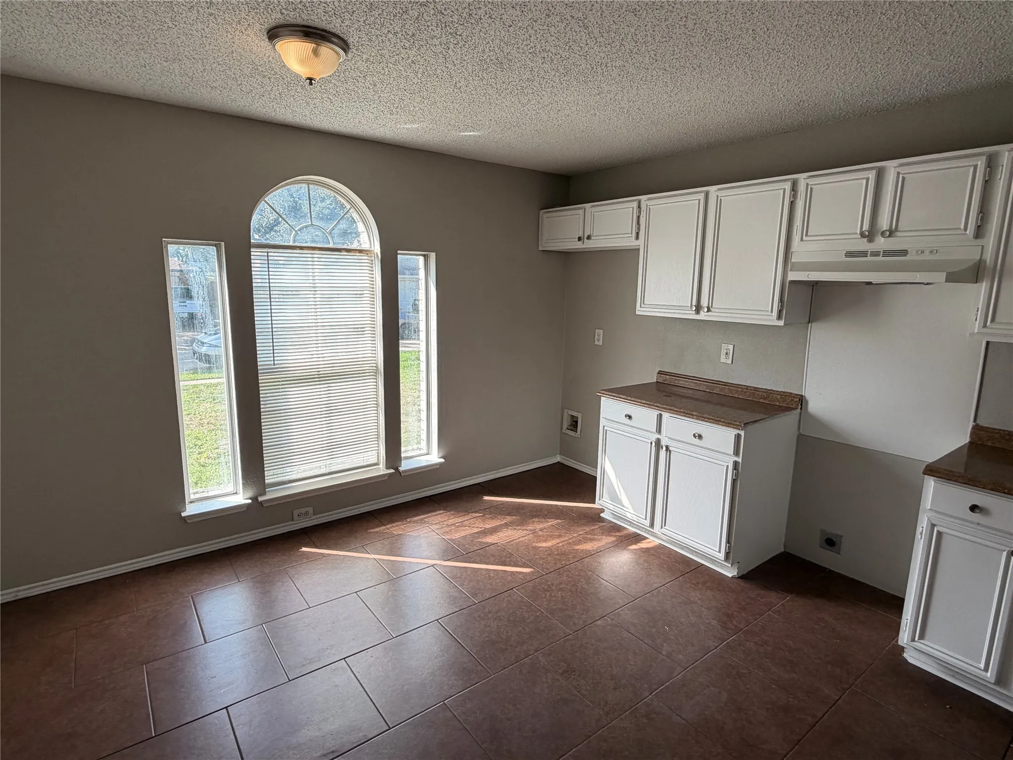 Single Family Residence For Rent in Tarrant County , 1221 Brooklawn Drive, Arlington, Texas 76018, 4 Bedroom, 2 Bathroom, 2 Garage spaces, 1,606 Sqft, built in 1987, mls#21409601, Real Estate Agent in Arlington, Homes For Rent in Tarrant county, Homes For Rent in Arlington, Realtor in Arlington Texas, Real Estate Brokerage Independent Realty Texas, Luminita Cordes Realtor