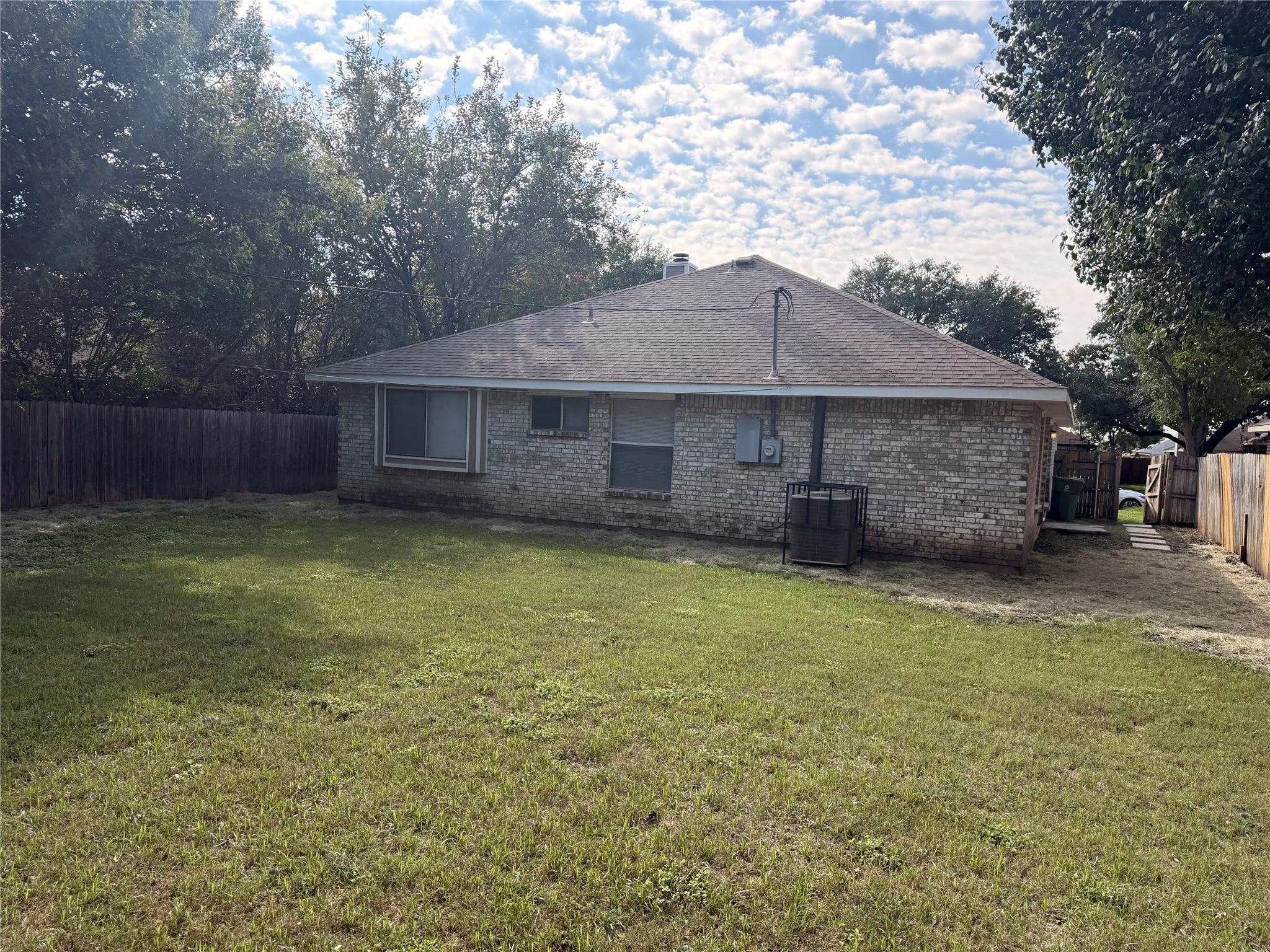 Single Family Residence For Rent in Tarrant County , 1221 Brooklawn Drive, Arlington, Texas 76018, 4 Bedroom, 2 Bathroom, 2 Garage spaces, 1,606 Sqft, built in 1987, mls#21409601, Real Estate Agent in Arlington, Homes For Rent in Tarrant county, Homes For Rent in Arlington, Realtor in Arlington Texas, Real Estate Brokerage Independent Realty Texas, Luminita Cordes Realtor