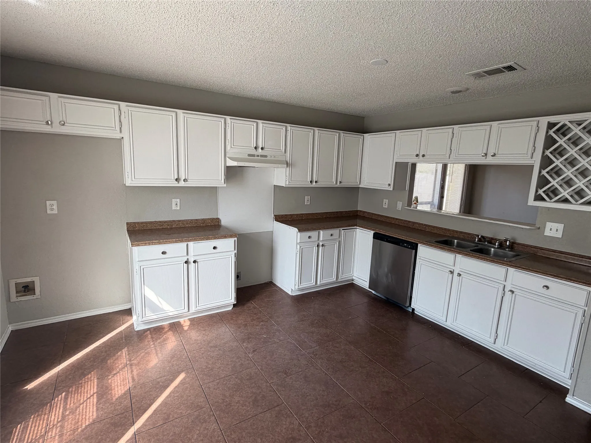 Single Family Residence For Rent in Tarrant County , 1221 Brooklawn Drive, Arlington, Texas 76018, 4 Bedroom, 2 Bathroom, 2 Garage spaces, 1,606 Sqft, built in 1987, mls#21409601, Real Estate Agent in Arlington, Homes For Rent in Tarrant county, Homes For Rent in Arlington, Realtor in Arlington Texas, Real Estate Brokerage Independent Realty Texas, Luminita Cordes Realtor