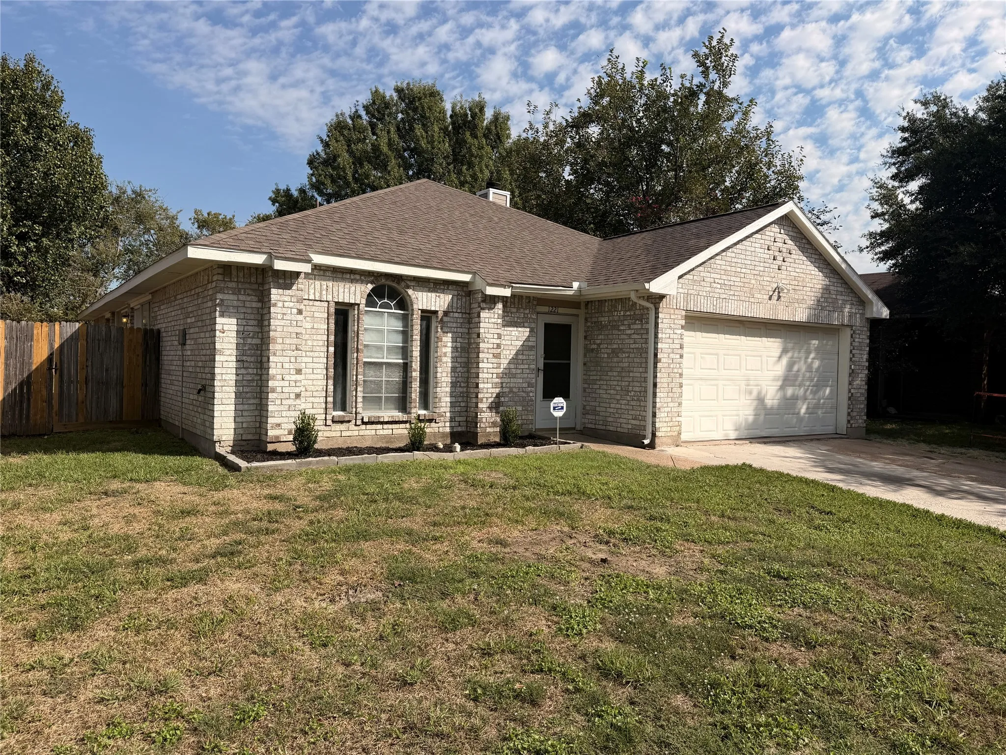 Single Family Residence For Rent in Tarrant County , 1221 Brooklawn Drive, Arlington, Texas 76018, 4 Bedroom, 2 Bathroom, 2 Garage spaces, 1,606 Sqft, built in 1987, mls#21409601, Real Estate Agent in Arlington, Homes For Rent in Tarrant county, Homes For Rent in Arlington, Realtor in Arlington Texas, Real Estate Brokerage Independent Realty Texas, Luminita Cordes Realtor