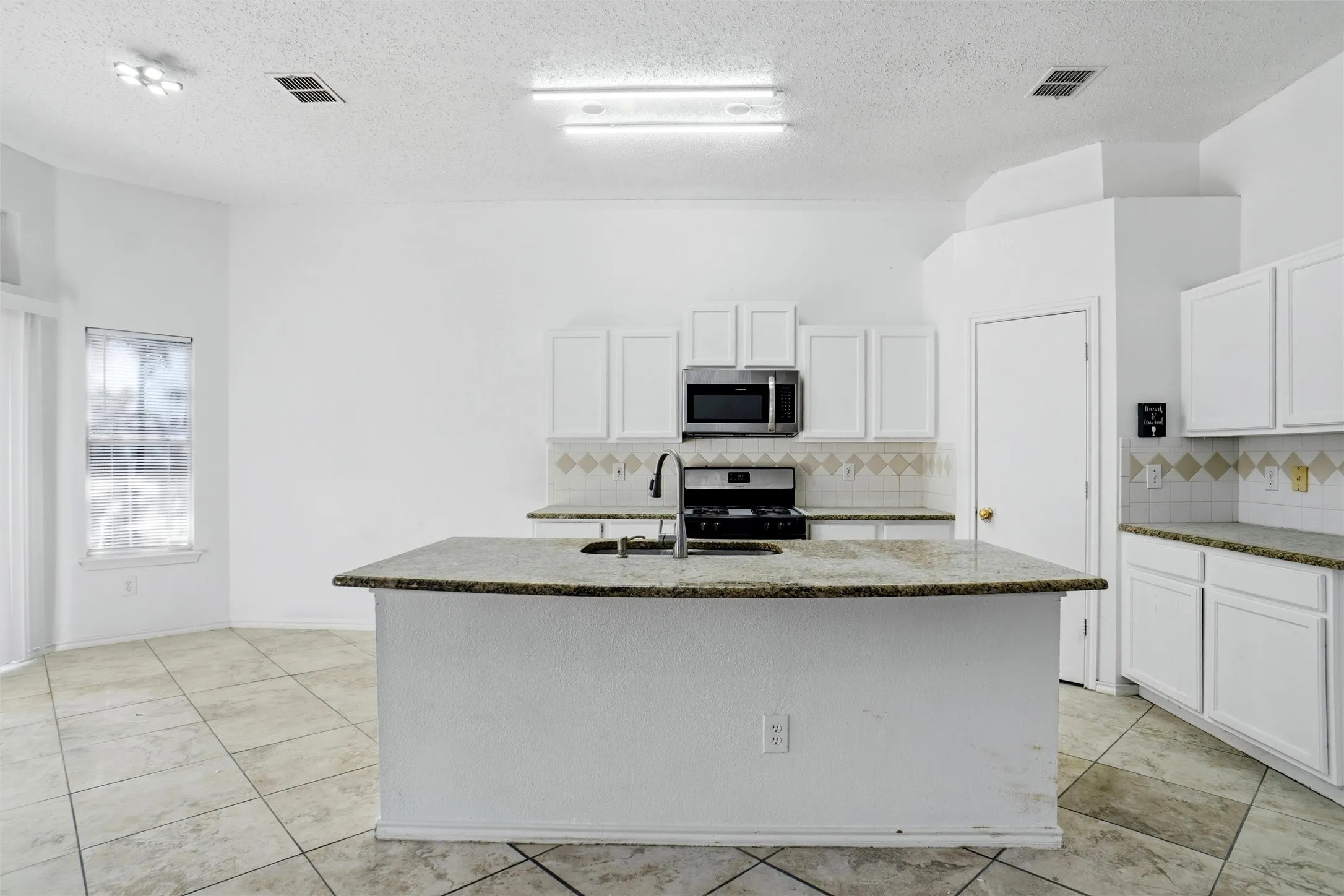Single Family Residence For Sale in Tarrant County , 2447 Ranchview Drive, Grand Prairie, Texas 75052, 4 Bedroom, 3 Bathroom, 2 Garage spaces, 3,089 Sqft, built in 1999, mls#21403681, Real Estate Agent in Grand Prairie, Homes For Sale in Tarrant county, Homes For Sale in Grand Prairie, Realtor in Grand Prairie Texas, Real Estate Brokerage Independent Realty Texas, Luminita Cordes Realtor