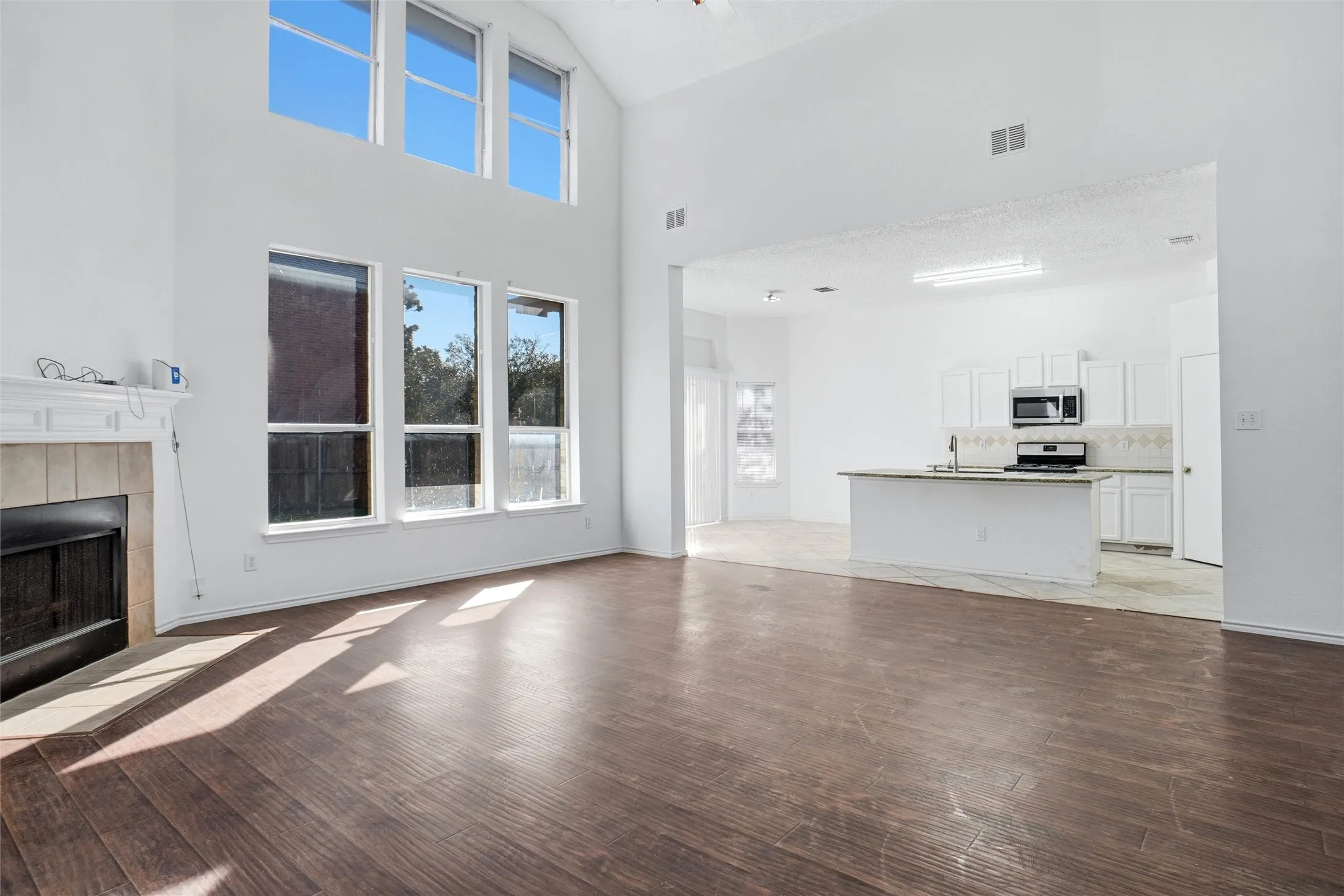 Single Family Residence For Sale in Tarrant County , 2447 Ranchview Drive, Grand Prairie, Texas 75052, 4 Bedroom, 3 Bathroom, 2 Garage spaces, 3,089 Sqft, built in 1999, mls#21403681, Real Estate Agent in Grand Prairie, Homes For Sale in Tarrant county, Homes For Sale in Grand Prairie, Realtor in Grand Prairie Texas, Real Estate Brokerage Independent Realty Texas, Luminita Cordes Realtor