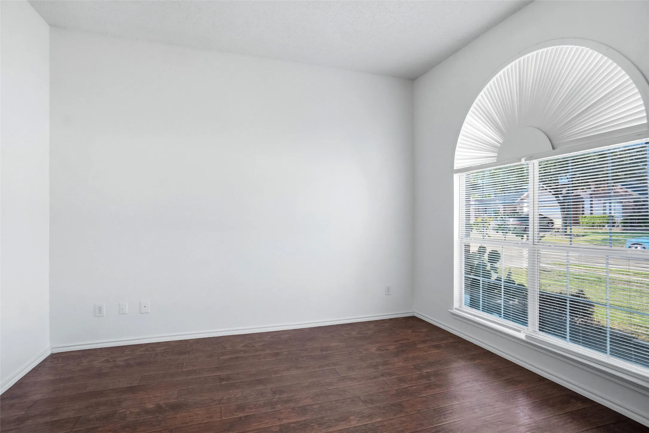 Single Family Residence For Sale in Tarrant County , 2447 Ranchview Drive, Grand Prairie, Texas 75052, 4 Bedroom, 3 Bathroom, 2 Garage spaces, 3,089 Sqft, built in 1999, mls#21403681, Real Estate Agent in Grand Prairie, Homes For Sale in Tarrant county, Homes For Sale in Grand Prairie, Realtor in Grand Prairie Texas, Real Estate Brokerage Independent Realty Texas, Luminita Cordes Realtor