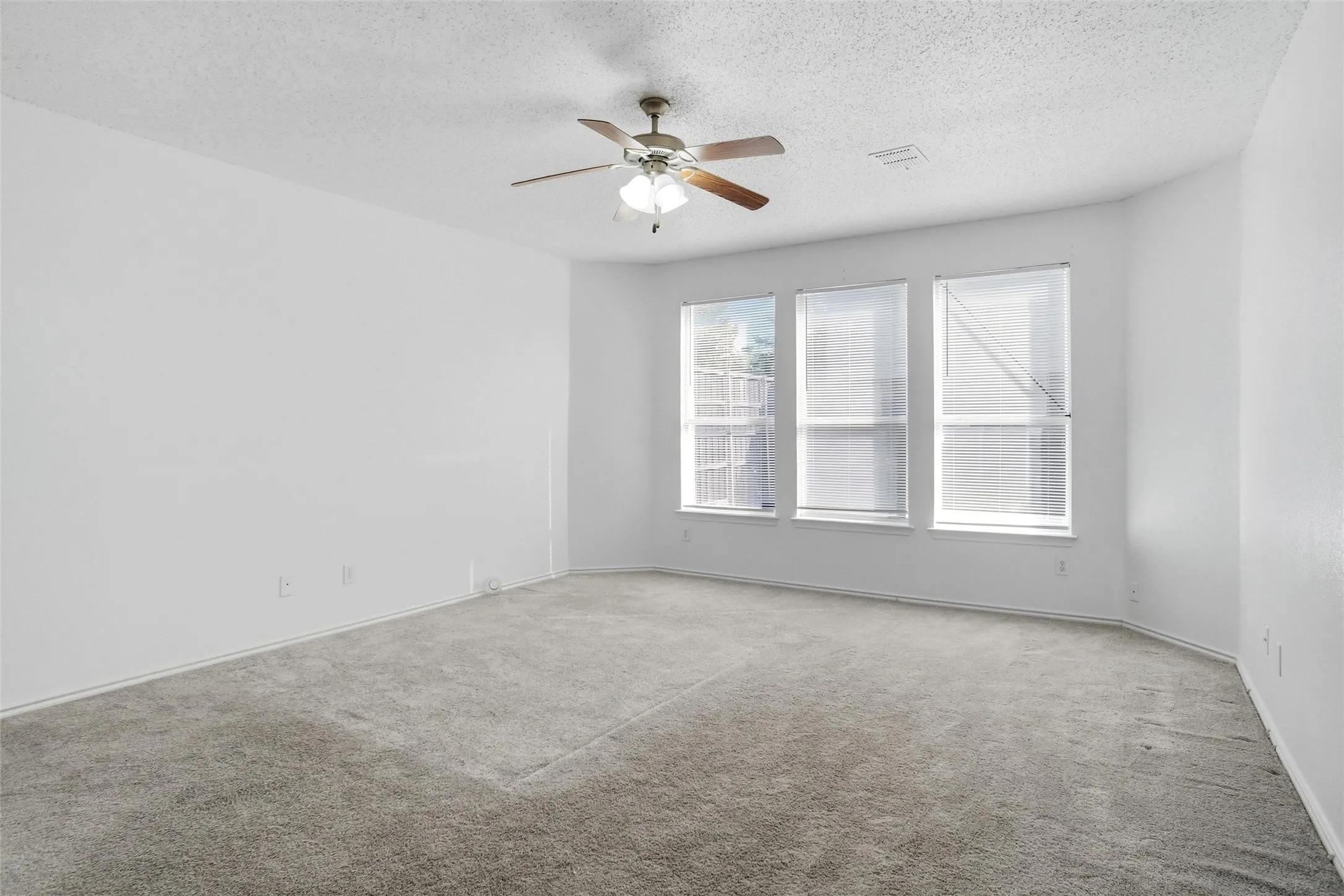 Single Family Residence For Sale in Tarrant County , 2447 Ranchview Drive, Grand Prairie, Texas 75052, 4 Bedroom, 3 Bathroom, 2 Garage spaces, 3,089 Sqft, built in 1999, mls#21403681, Real Estate Agent in Grand Prairie, Homes For Sale in Tarrant county, Homes For Sale in Grand Prairie, Realtor in Grand Prairie Texas, Real Estate Brokerage Independent Realty Texas, Luminita Cordes Realtor