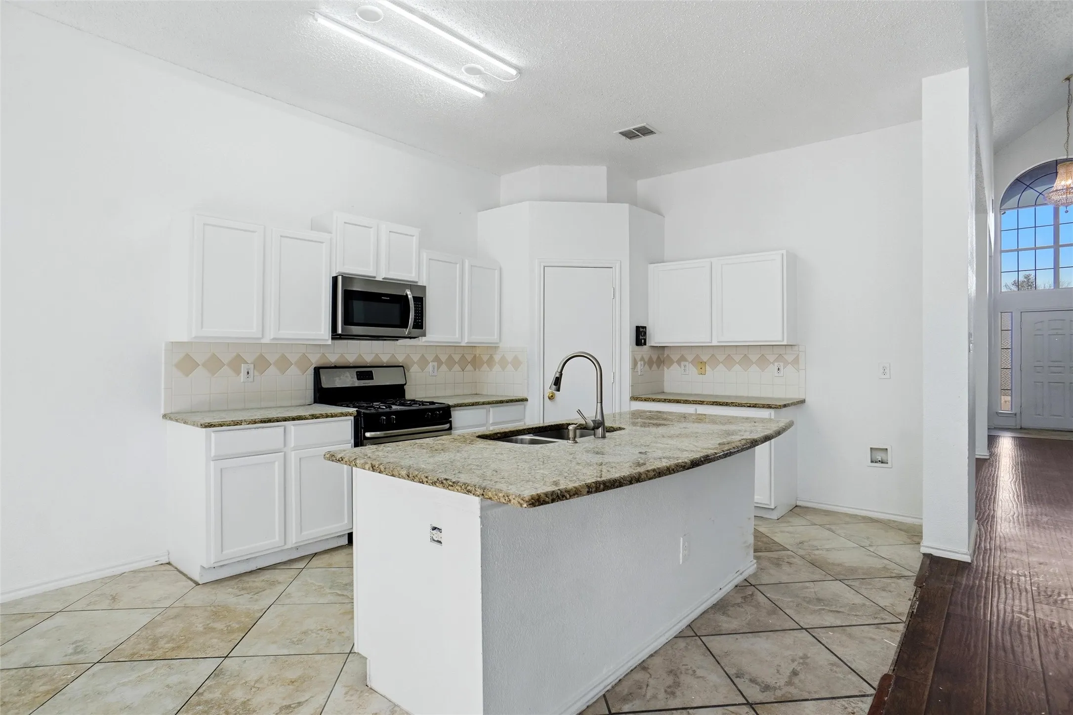Single Family Residence For Sale in Tarrant County , 2447 Ranchview Drive, Grand Prairie, Texas 75052, 4 Bedroom, 3 Bathroom, 2 Garage spaces, 3,089 Sqft, built in 1999, mls#21403681, Real Estate Agent in Grand Prairie, Homes For Sale in Tarrant county, Homes For Sale in Grand Prairie, Realtor in Grand Prairie Texas, Real Estate Brokerage Independent Realty Texas, Luminita Cordes Realtor