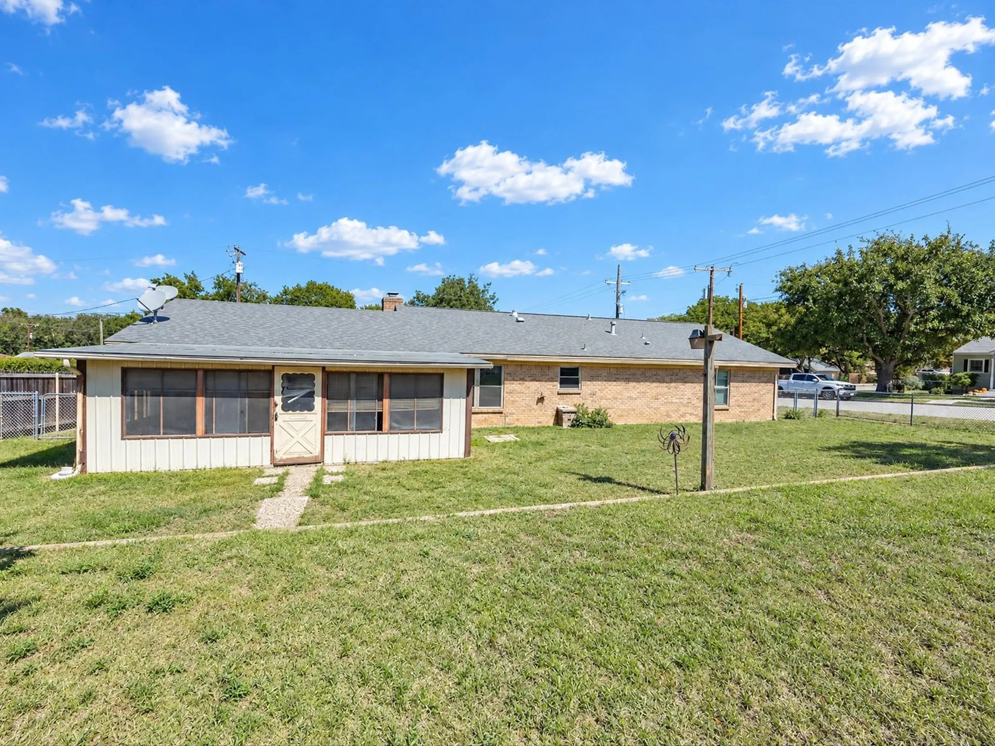 Single Family Residence For Sale in Wise County , 101 W Park Street, Decatur, Texas 76234, 3 Bedroom, 2 Bathroom, 2 Garage spaces, 1,425 Sqft, built in 1970, mls#21409476, Real Estate Agent in Decatur, Homes For Sale in Wise county, Homes For Sale in Decatur, Realtor in Decatur Texas, Real Estate Brokerage Independent Realty Texas, Luminita Cordes Realtor