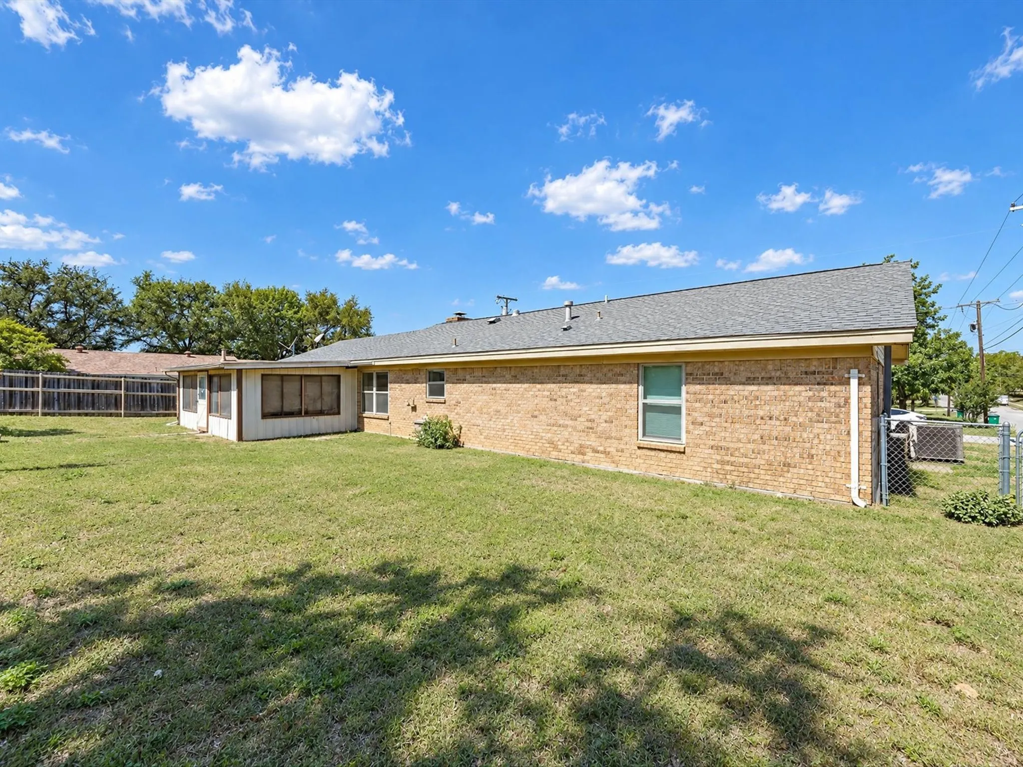 Single Family Residence For Sale in Wise County , 101 W Park Street, Decatur, Texas 76234, 3 Bedroom, 2 Bathroom, 2 Garage spaces, 1,425 Sqft, built in 1970, mls#21409476, Real Estate Agent in Decatur, Homes For Sale in Wise county, Homes For Sale in Decatur, Realtor in Decatur Texas, Real Estate Brokerage Independent Realty Texas, Luminita Cordes Realtor