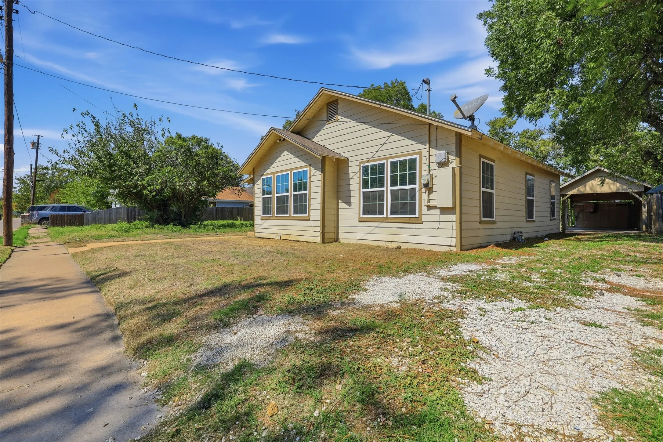 Single Family Residence For Rent in Johnson County , 205 Olive Street, Cleburne, Texas 76031, 3 Bedroom, 1 Bathroom, Garage spaces, 1,150 Sqft, built in 1935, mls#21409592, Real Estate Agent in Cleburne, Homes For Rent in Johnson county, Homes For Rent in Cleburne, Realtor in Cleburne Texas, Real Estate Brokerage Independent Realty Texas, Luminita Cordes Realtor
