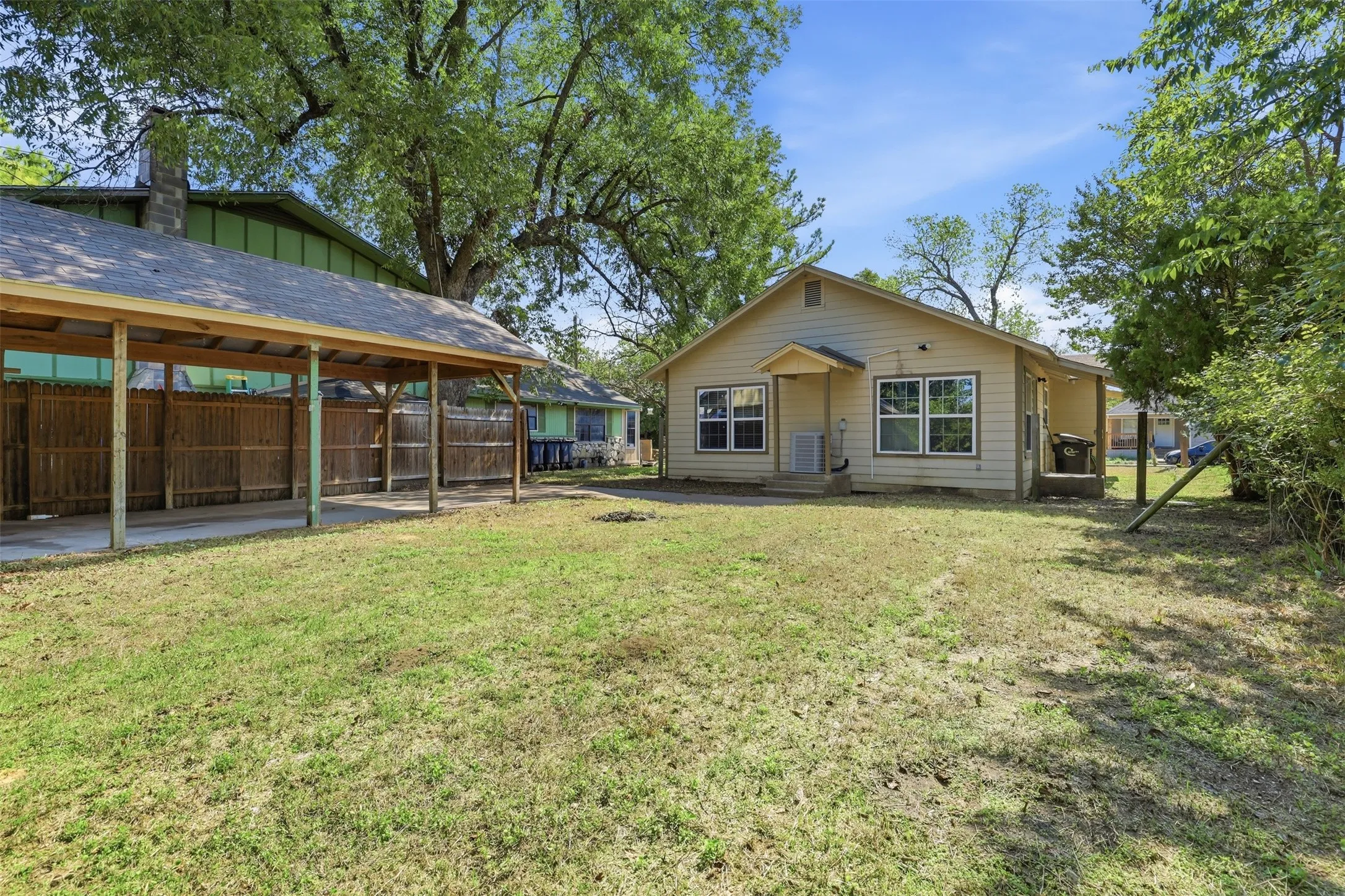 Single Family Residence For Rent in Johnson County , 205 Olive Street, Cleburne, Texas 76031, 3 Bedroom, 1 Bathroom, Garage spaces, 1,150 Sqft, built in 1935, mls#21409592, Real Estate Agent in Cleburne, Homes For Rent in Johnson county, Homes For Rent in Cleburne, Realtor in Cleburne Texas, Real Estate Brokerage Independent Realty Texas, Luminita Cordes Realtor