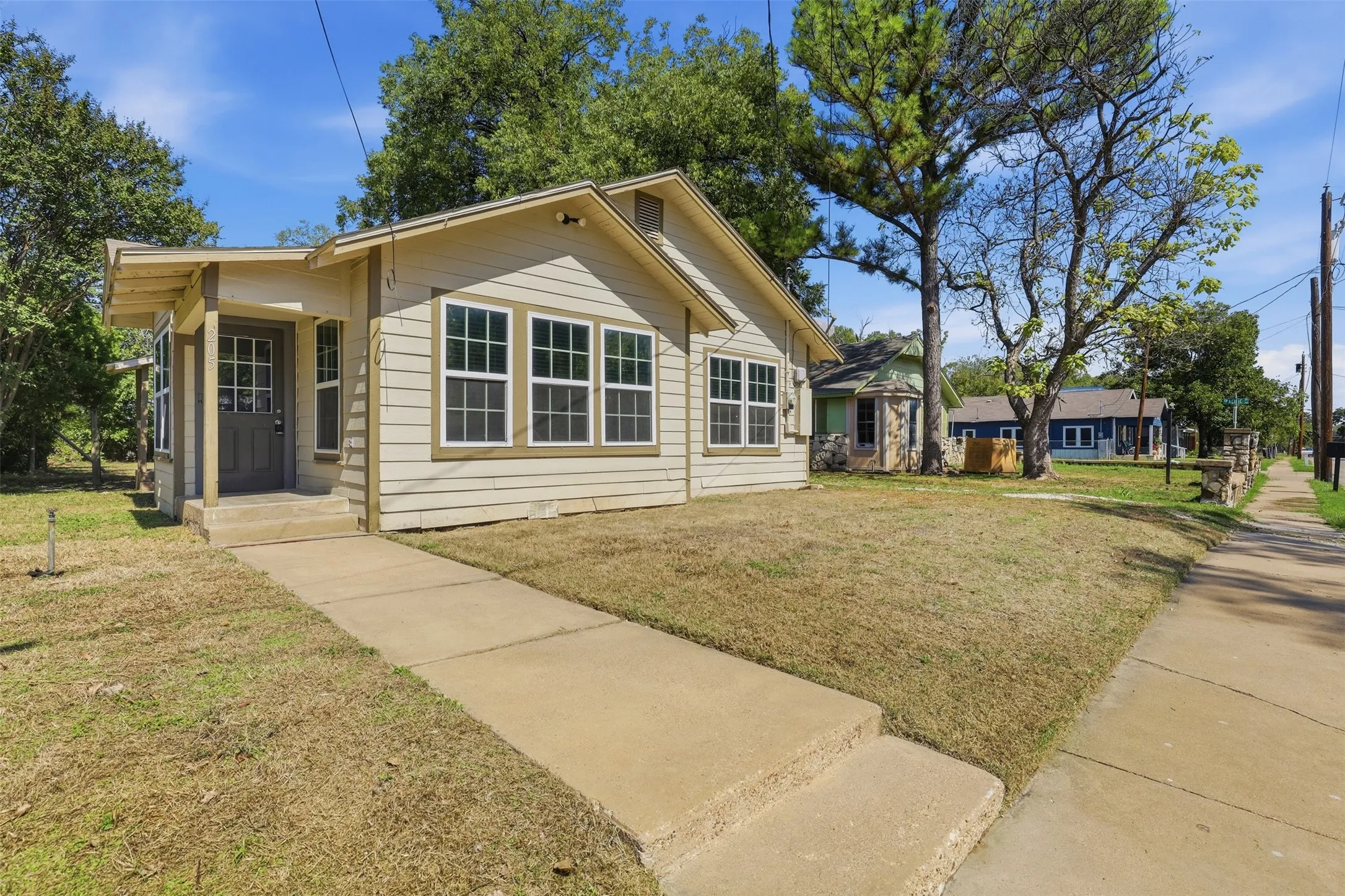 Single Family Residence For Rent in Johnson County , 205 Olive Street, Cleburne, Texas 76031, 3 Bedroom, 1 Bathroom, Garage spaces, 1,150 Sqft, built in 1935, mls#21409592, Real Estate Agent in Cleburne, Homes For Rent in Johnson county, Homes For Rent in Cleburne, Realtor in Cleburne Texas, Real Estate Brokerage Independent Realty Texas, Luminita Cordes Realtor