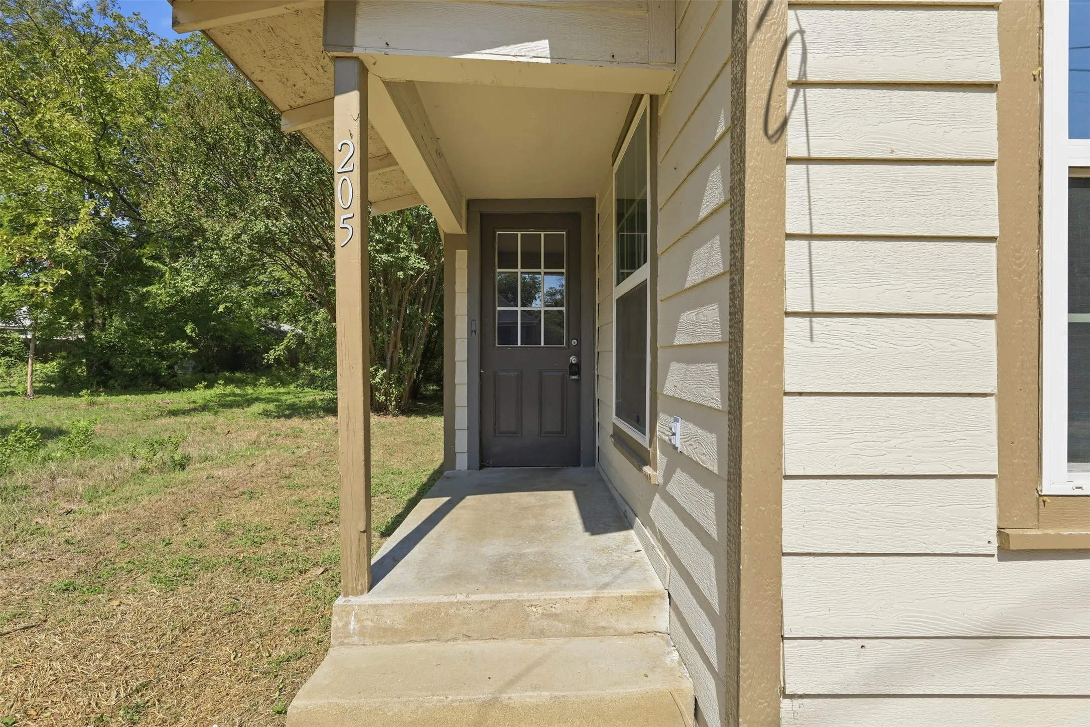Single Family Residence For Rent in Johnson County , 205 Olive Street, Cleburne, Texas 76031, 3 Bedroom, 1 Bathroom, Garage spaces, 1,150 Sqft, built in 1935, mls#21409592, Real Estate Agent in Cleburne, Homes For Rent in Johnson county, Homes For Rent in Cleburne, Realtor in Cleburne Texas, Real Estate Brokerage Independent Realty Texas, Luminita Cordes Realtor