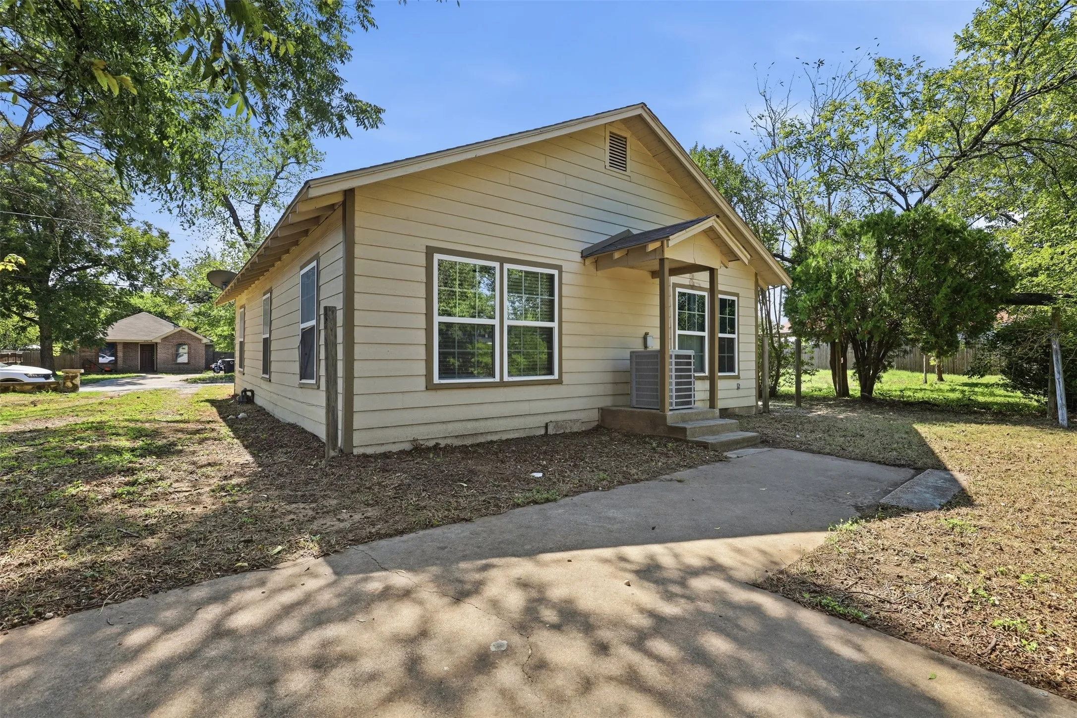 Single Family Residence For Rent in Johnson County , 205 Olive Street, Cleburne, Texas 76031, 3 Bedroom, 1 Bathroom, Garage spaces, 1,150 Sqft, built in 1935, mls#21409592, Real Estate Agent in Cleburne, Homes For Rent in Johnson county, Homes For Rent in Cleburne, Realtor in Cleburne Texas, Real Estate Brokerage Independent Realty Texas, Luminita Cordes Realtor