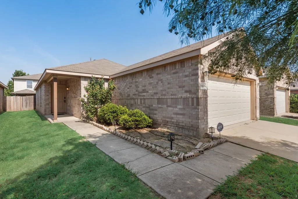 Single Family Residence For Rent in Tarrant County , 8809 Valley River Drive, Fort Worth, Texas 76244, 3 Bedroom, 2 Bathroom, 2 Garage spaces, 1,296 Sqft, built in 2010, mls#21409521, Real Estate Agent in Fort Worth, Homes For Rent in Tarrant county, Homes For Rent in Fort Worth, Realtor in Fort Worth Texas, Real Estate Brokerage Independent Realty Texas, Luminita Cordes Realtor
