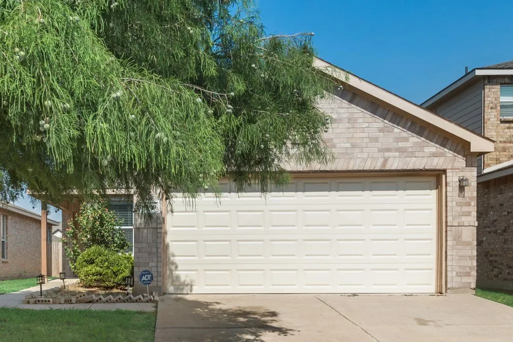 Single Family Residence For Rent in Tarrant County , 8809 Valley River Drive, Fort Worth, Texas 76244, 3 Bedroom, 2 Bathroom, 2 Garage spaces, 1,296 Sqft, built in 2010, mls#21409521, Real Estate Agent in Fort Worth, Homes For Rent in Tarrant county, Homes For Rent in Fort Worth, Realtor in Fort Worth Texas, Real Estate Brokerage Independent Realty Texas, Luminita Cordes Realtor
