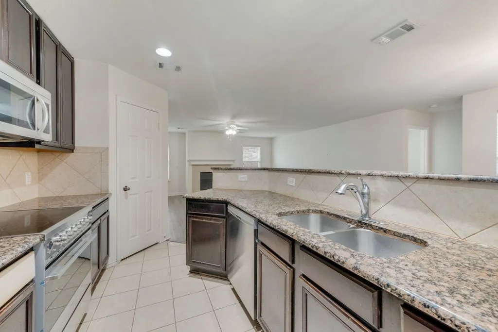 Single Family Residence For Rent in Tarrant County , 8809 Valley River Drive, Fort Worth, Texas 76244, 3 Bedroom, 2 Bathroom, 2 Garage spaces, 1,296 Sqft, built in 2010, mls#21409521, Real Estate Agent in Fort Worth, Homes For Rent in Tarrant county, Homes For Rent in Fort Worth, Realtor in Fort Worth Texas, Real Estate Brokerage Independent Realty Texas, Luminita Cordes Realtor