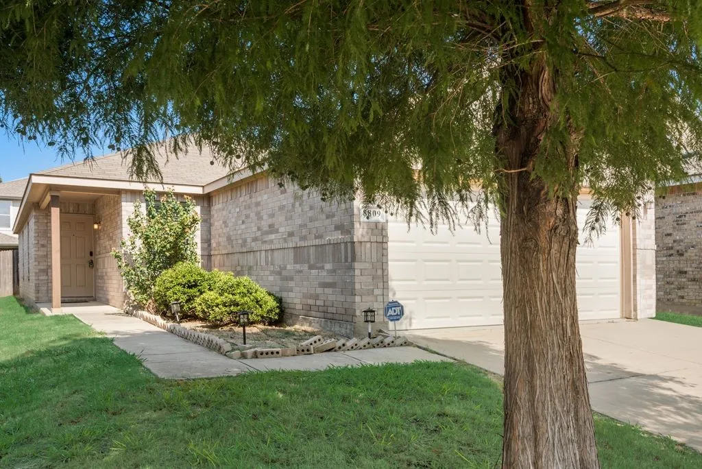Single Family Residence For Rent in Tarrant County , 8809 Valley River Drive, Fort Worth, Texas 76244, 3 Bedroom, 2 Bathroom, 2 Garage spaces, 1,296 Sqft, built in 2010, mls#21409521, Real Estate Agent in Fort Worth, Homes For Rent in Tarrant county, Homes For Rent in Fort Worth, Realtor in Fort Worth Texas, Real Estate Brokerage Independent Realty Texas, Luminita Cordes Realtor