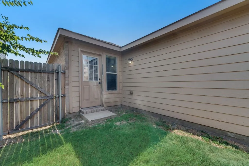 Single Family Residence For Rent in Tarrant County , 8809 Valley River Drive, Fort Worth, Texas 76244, 3 Bedroom, 2 Bathroom, 2 Garage spaces, 1,296 Sqft, built in 2010, mls#21409521, Real Estate Agent in Fort Worth, Homes For Rent in Tarrant county, Homes For Rent in Fort Worth, Realtor in Fort Worth Texas, Real Estate Brokerage Independent Realty Texas, Luminita Cordes Realtor