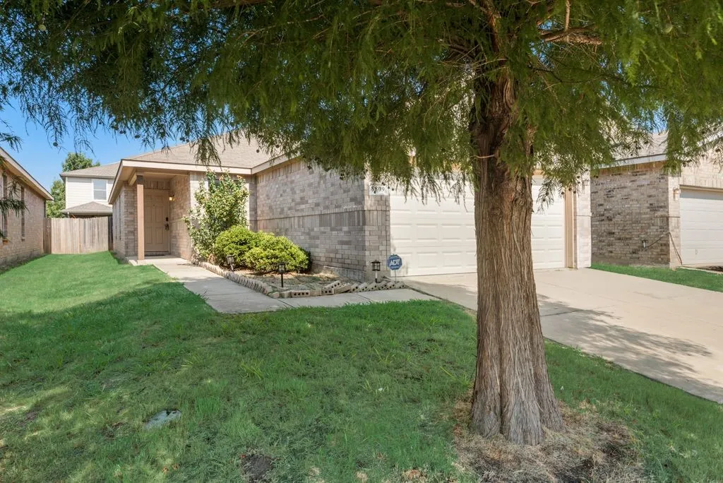 Single Family Residence For Rent in Tarrant County , 8809 Valley River Drive, Fort Worth, Texas 76244, 3 Bedroom, 2 Bathroom, 2 Garage spaces, 1,296 Sqft, built in 2010, mls#21409521, Real Estate Agent in Fort Worth, Homes For Rent in Tarrant county, Homes For Rent in Fort Worth, Realtor in Fort Worth Texas, Real Estate Brokerage Independent Realty Texas, Luminita Cordes Realtor