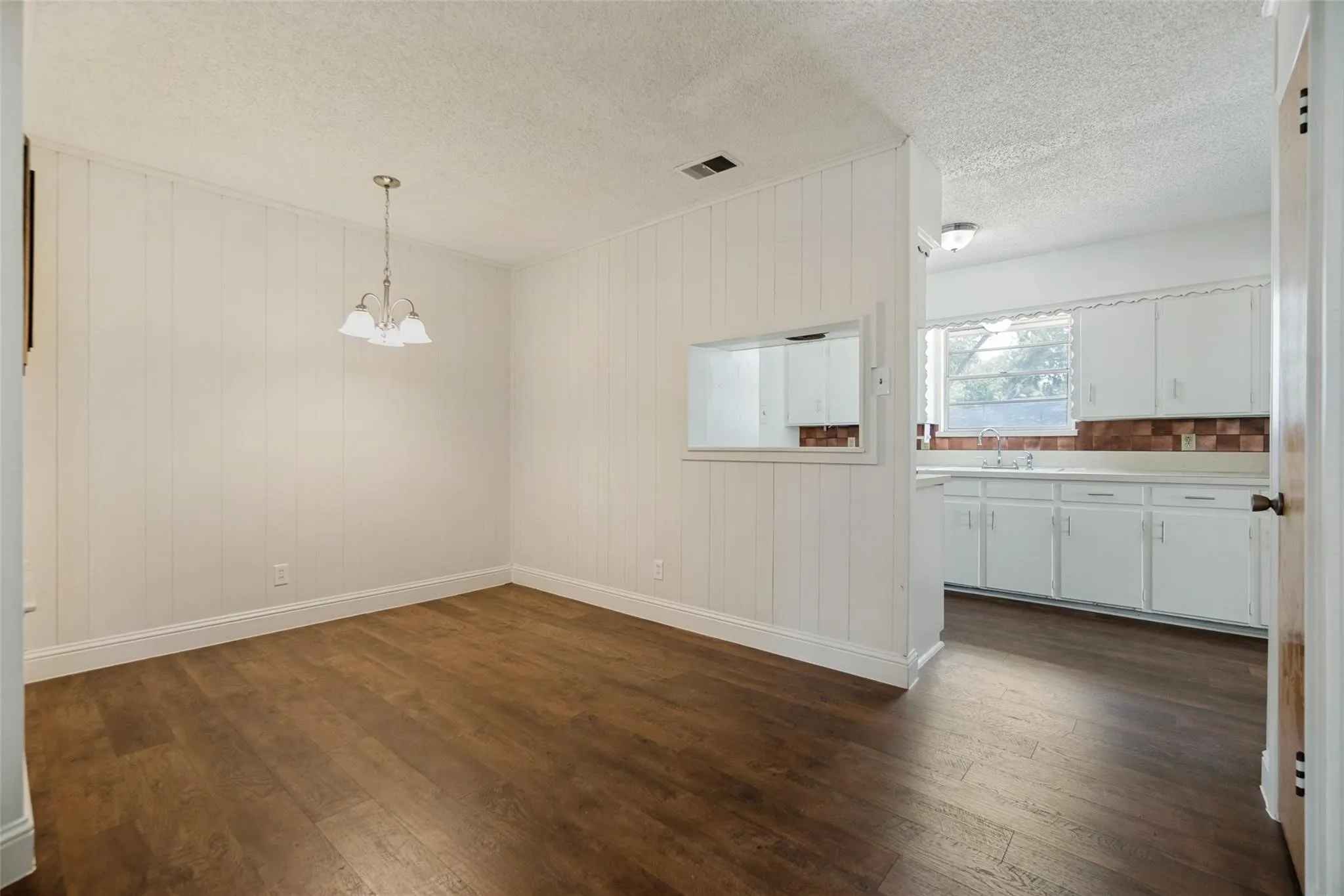 Single Family Residence For Sale in Dallas County , 5319 Urban Crest Road, Dallas, Texas 75227, 3 Bedroom, 2 Bathroom, 2 Garage spaces, 1,692 Sqft, built in 1962, mls#21409585, Real Estate Agent in Dallas, Homes For Sale in Dallas county, Homes For Sale in Dallas, Realtor in Dallas Texas, Real Estate Brokerage Independent Realty Texas, Luminita Cordes Realtor