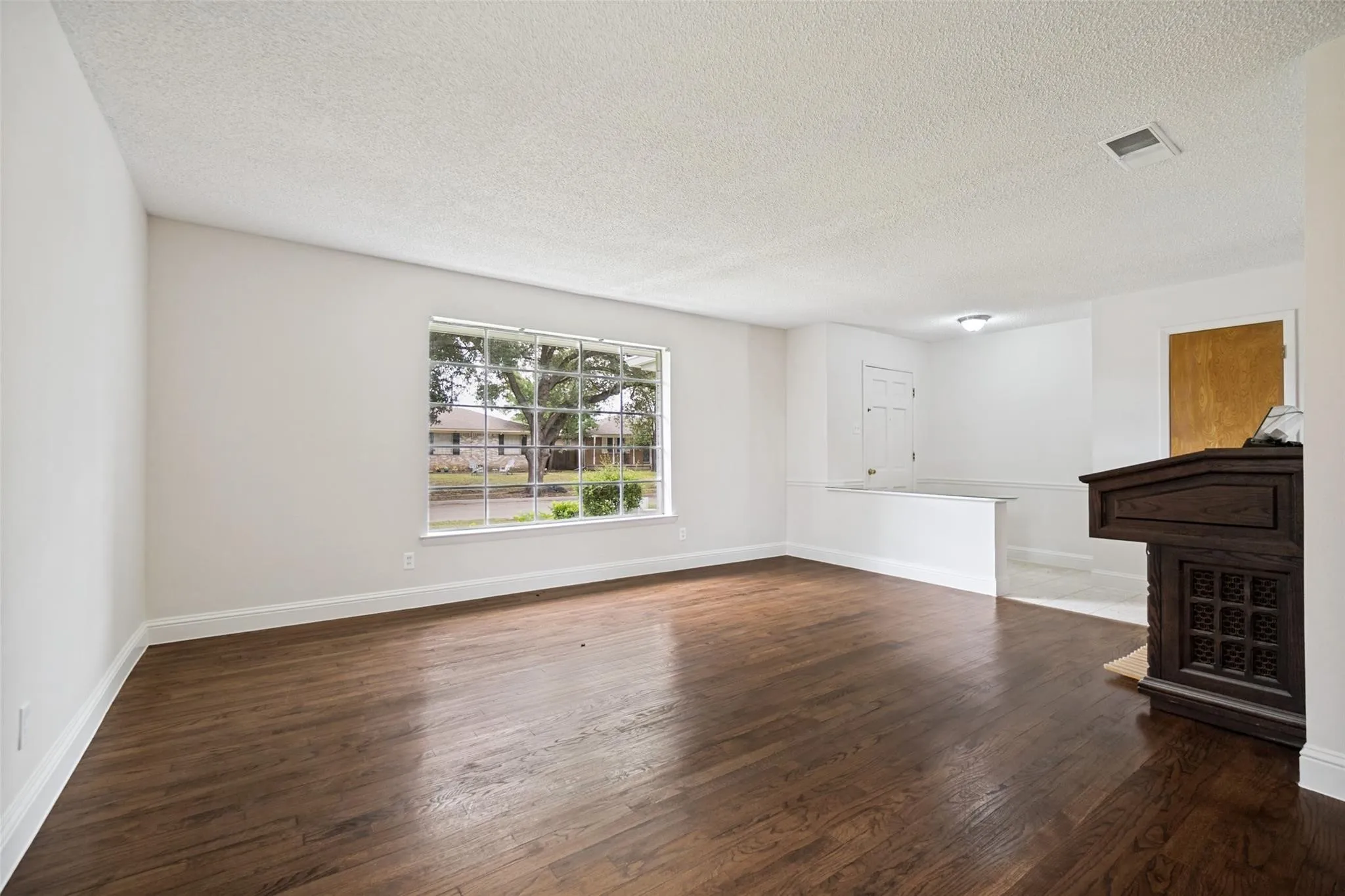 Single Family Residence For Sale in Dallas County , 5319 Urban Crest Road, Dallas, Texas 75227, 3 Bedroom, 2 Bathroom, 2 Garage spaces, 1,692 Sqft, built in 1962, mls#21409585, Real Estate Agent in Dallas, Homes For Sale in Dallas county, Homes For Sale in Dallas, Realtor in Dallas Texas, Real Estate Brokerage Independent Realty Texas, Luminita Cordes Realtor