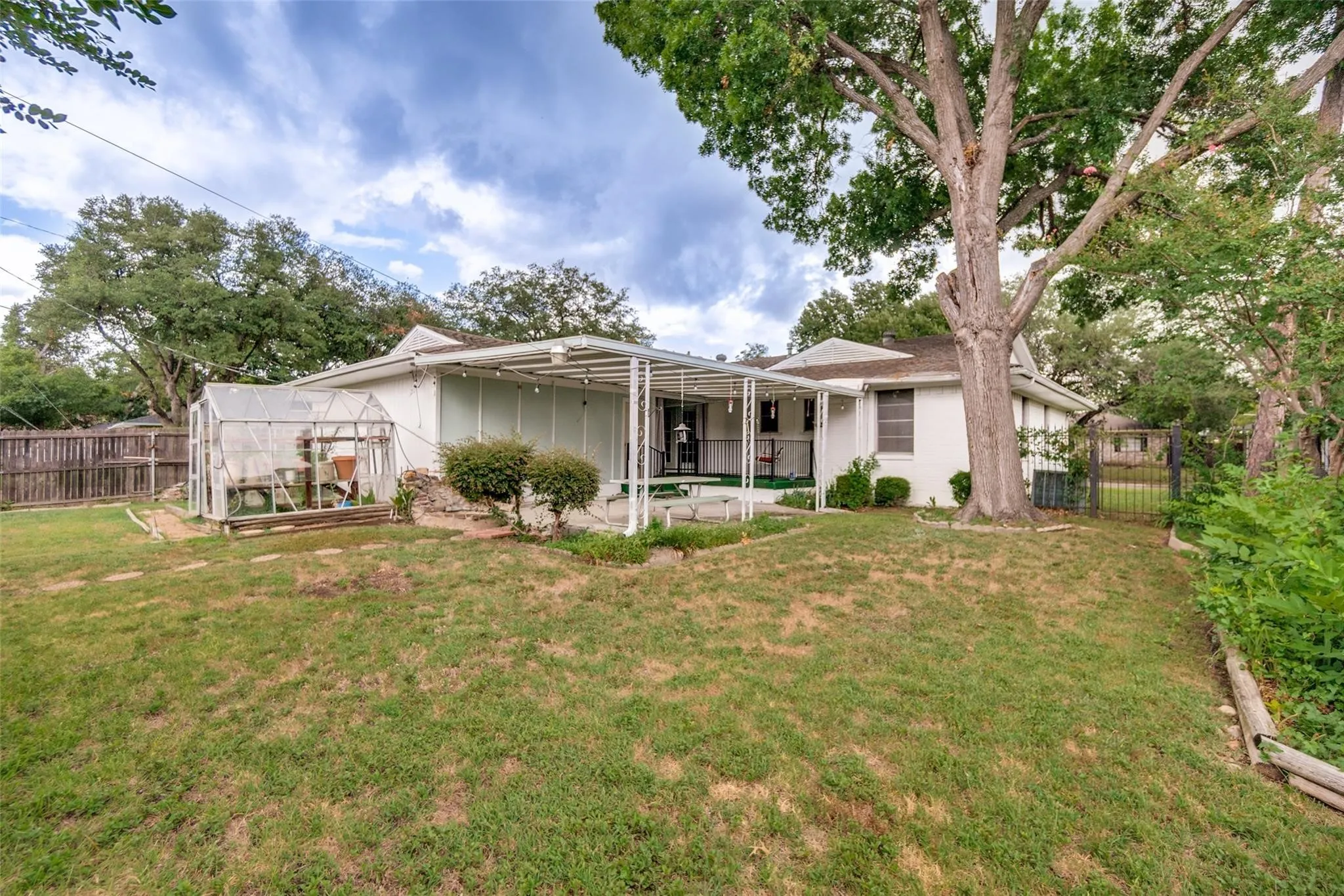 Single Family Residence For Sale in Dallas County , 5319 Urban Crest Road, Dallas, Texas 75227, 3 Bedroom, 2 Bathroom, 2 Garage spaces, 1,692 Sqft, built in 1962, mls#21409585, Real Estate Agent in Dallas, Homes For Sale in Dallas county, Homes For Sale in Dallas, Realtor in Dallas Texas, Real Estate Brokerage Independent Realty Texas, Luminita Cordes Realtor