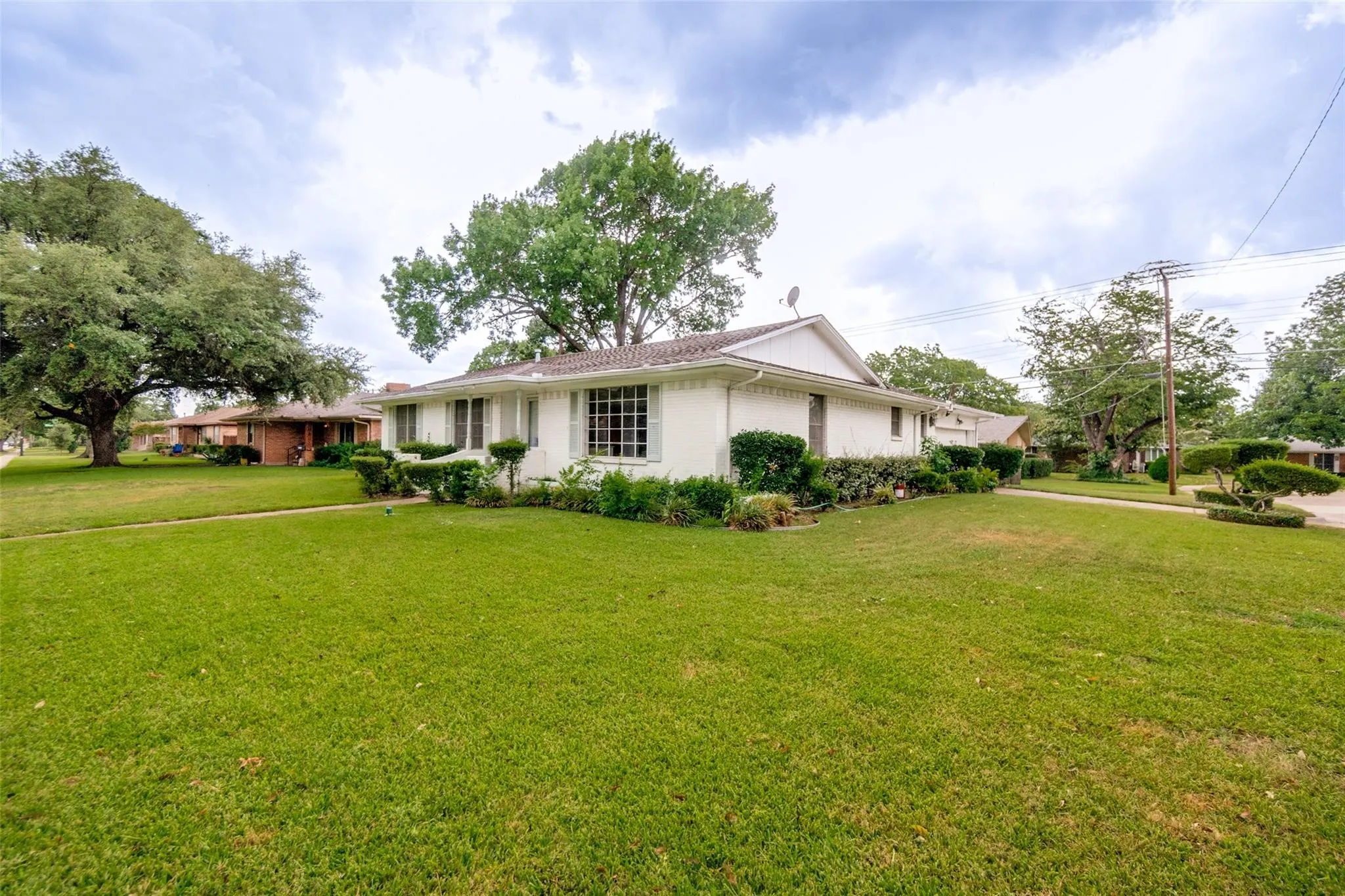 Single Family Residence For Sale in Dallas County , 5319 Urban Crest Road, Dallas, Texas 75227, 3 Bedroom, 2 Bathroom, 2 Garage spaces, 1,692 Sqft, built in 1962, mls#21409585, Real Estate Agent in Dallas, Homes For Sale in Dallas county, Homes For Sale in Dallas, Realtor in Dallas Texas, Real Estate Brokerage Independent Realty Texas, Luminita Cordes Realtor