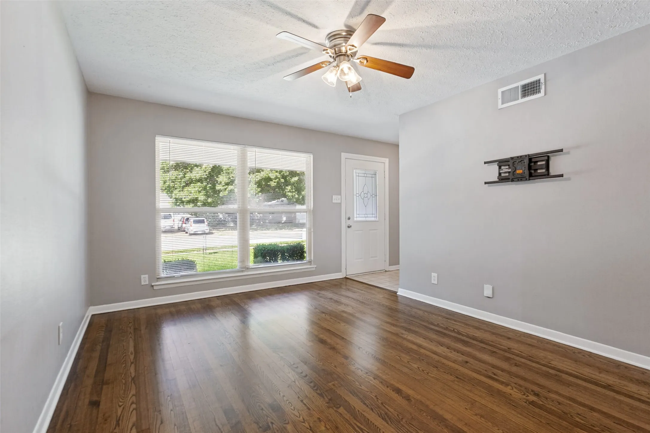 Single Family Residence For Rent in Dallas County , 1335 Northlake Drive, Richardson, Texas 75080, 3 Bedroom, 2 Bathroom, 2 Garage spaces, 1,289 Sqft, built in 1959, mls#21409594, Real Estate Agent in Richardson, Homes For Rent in Dallas county, Homes For Rent in Richardson, Realtor in Richardson Texas, Real Estate Brokerage Independent Realty Texas, Luminita Cordes Realtor