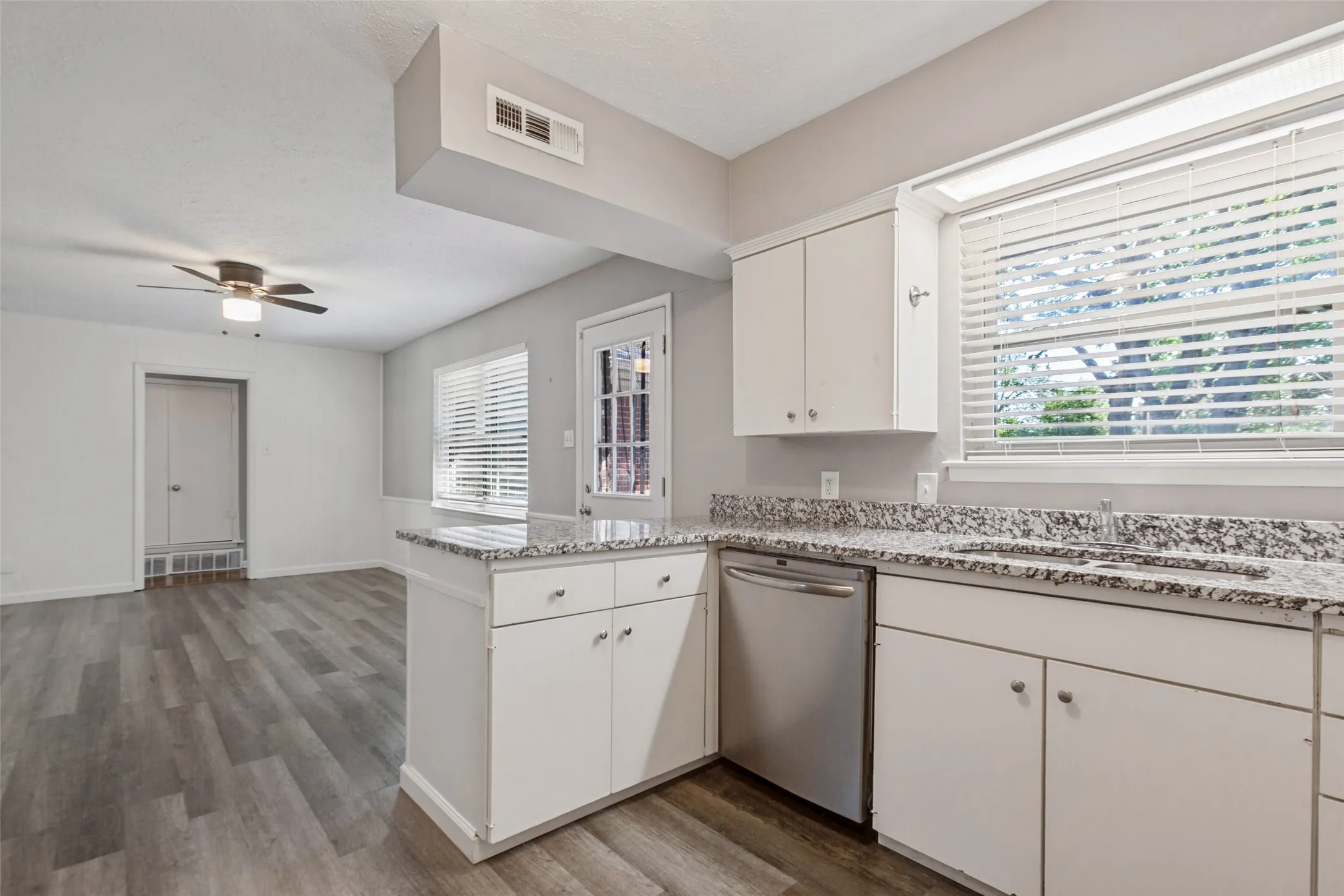 Single Family Residence For Rent in Dallas County , 1335 Northlake Drive, Richardson, Texas 75080, 3 Bedroom, 2 Bathroom, 2 Garage spaces, 1,289 Sqft, built in 1959, mls#21409594, Real Estate Agent in Richardson, Homes For Rent in Dallas county, Homes For Rent in Richardson, Realtor in Richardson Texas, Real Estate Brokerage Independent Realty Texas, Luminita Cordes Realtor