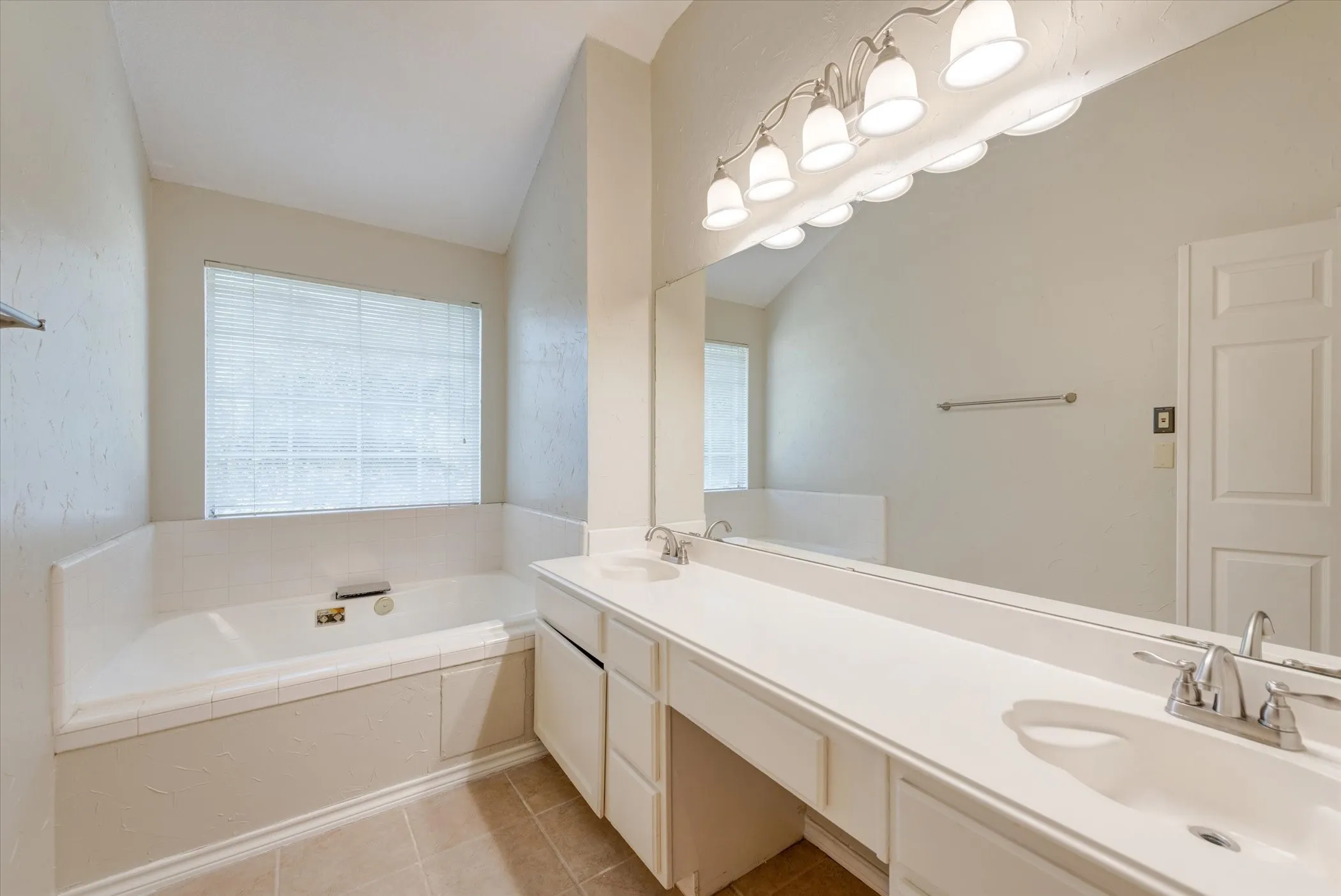 Single Family Residence For Rent in Tarrant County , 3322 Bridlewood Drive, Grapevine, Texas 76051, 4 Bedroom, 3 Bathroom, 2 Garage spaces, 2,793 Sqft, built in 1988, mls#21407892, Real Estate Agent in Grapevine, Homes For Rent in Tarrant county, Homes For Rent in Grapevine, Realtor in Grapevine Texas, Real Estate Brokerage Independent Realty Texas, Luminita Cordes Realtor