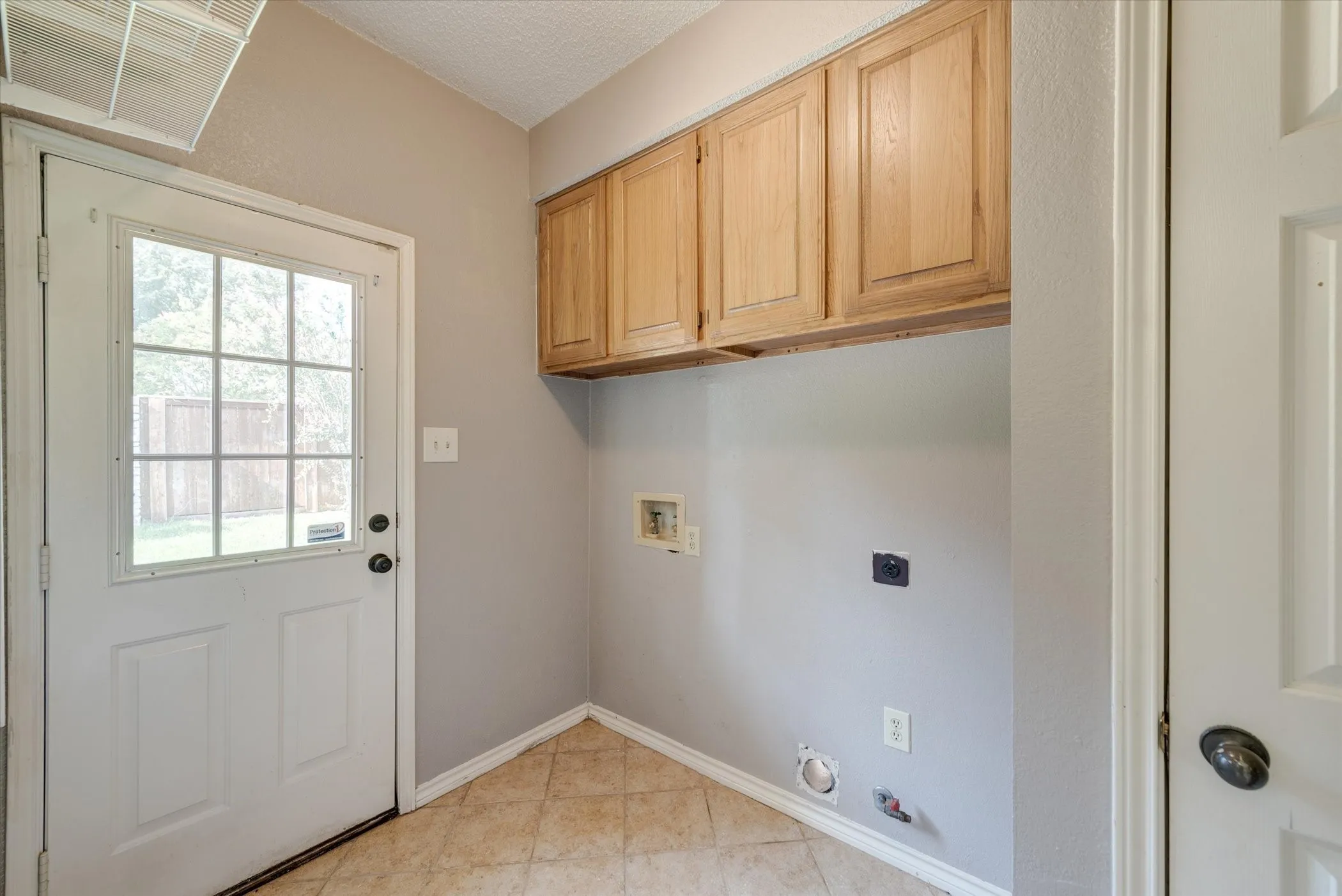 Single Family Residence For Rent in Tarrant County , 3322 Bridlewood Drive, Grapevine, Texas 76051, 4 Bedroom, 3 Bathroom, 2 Garage spaces, 2,793 Sqft, built in 1988, mls#21407892, Real Estate Agent in Grapevine, Homes For Rent in Tarrant county, Homes For Rent in Grapevine, Realtor in Grapevine Texas, Real Estate Brokerage Independent Realty Texas, Luminita Cordes Realtor