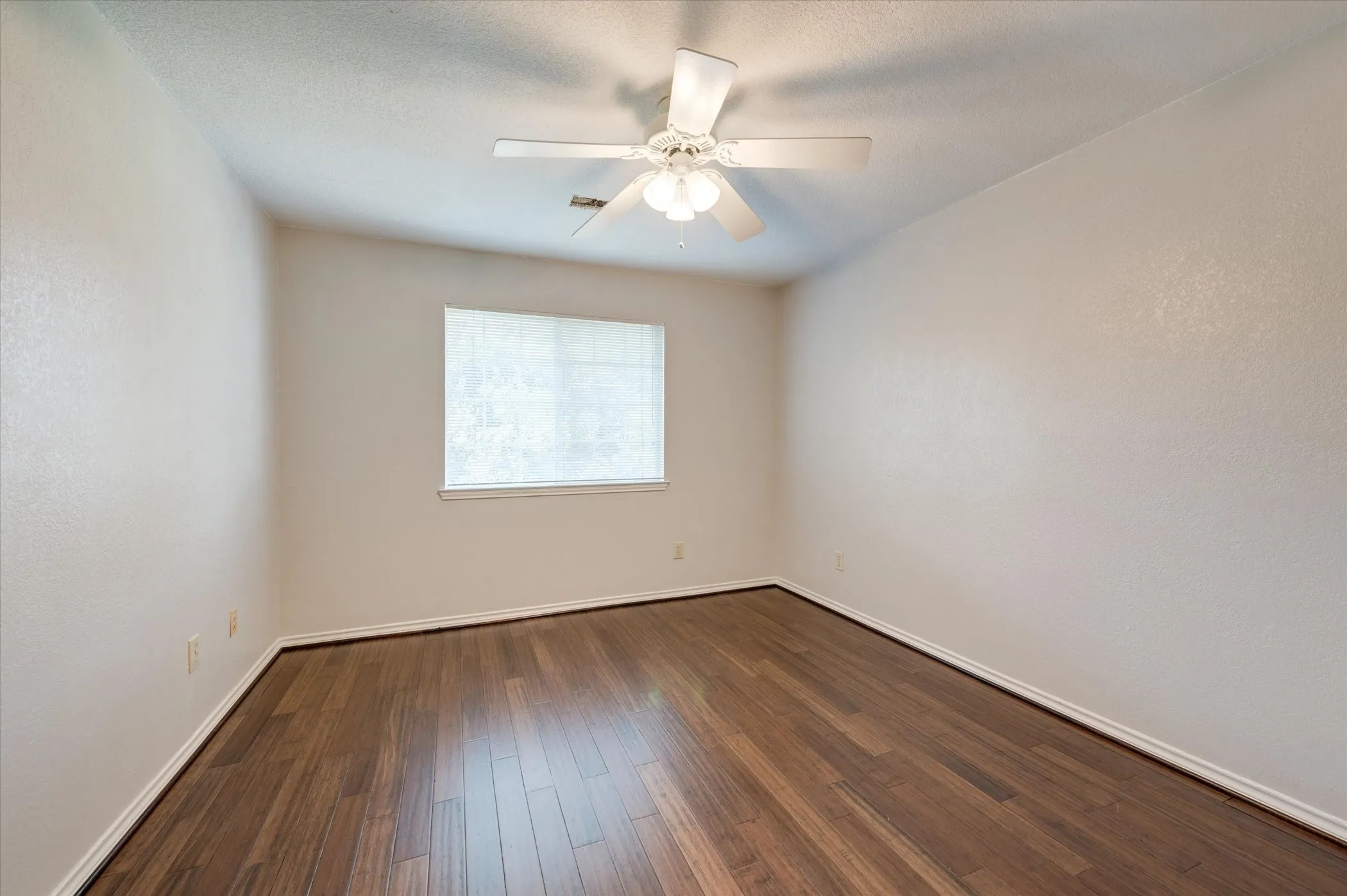 Single Family Residence For Rent in Tarrant County , 3322 Bridlewood Drive, Grapevine, Texas 76051, 4 Bedroom, 3 Bathroom, 2 Garage spaces, 2,793 Sqft, built in 1988, mls#21407892, Real Estate Agent in Grapevine, Homes For Rent in Tarrant county, Homes For Rent in Grapevine, Realtor in Grapevine Texas, Real Estate Brokerage Independent Realty Texas, Luminita Cordes Realtor