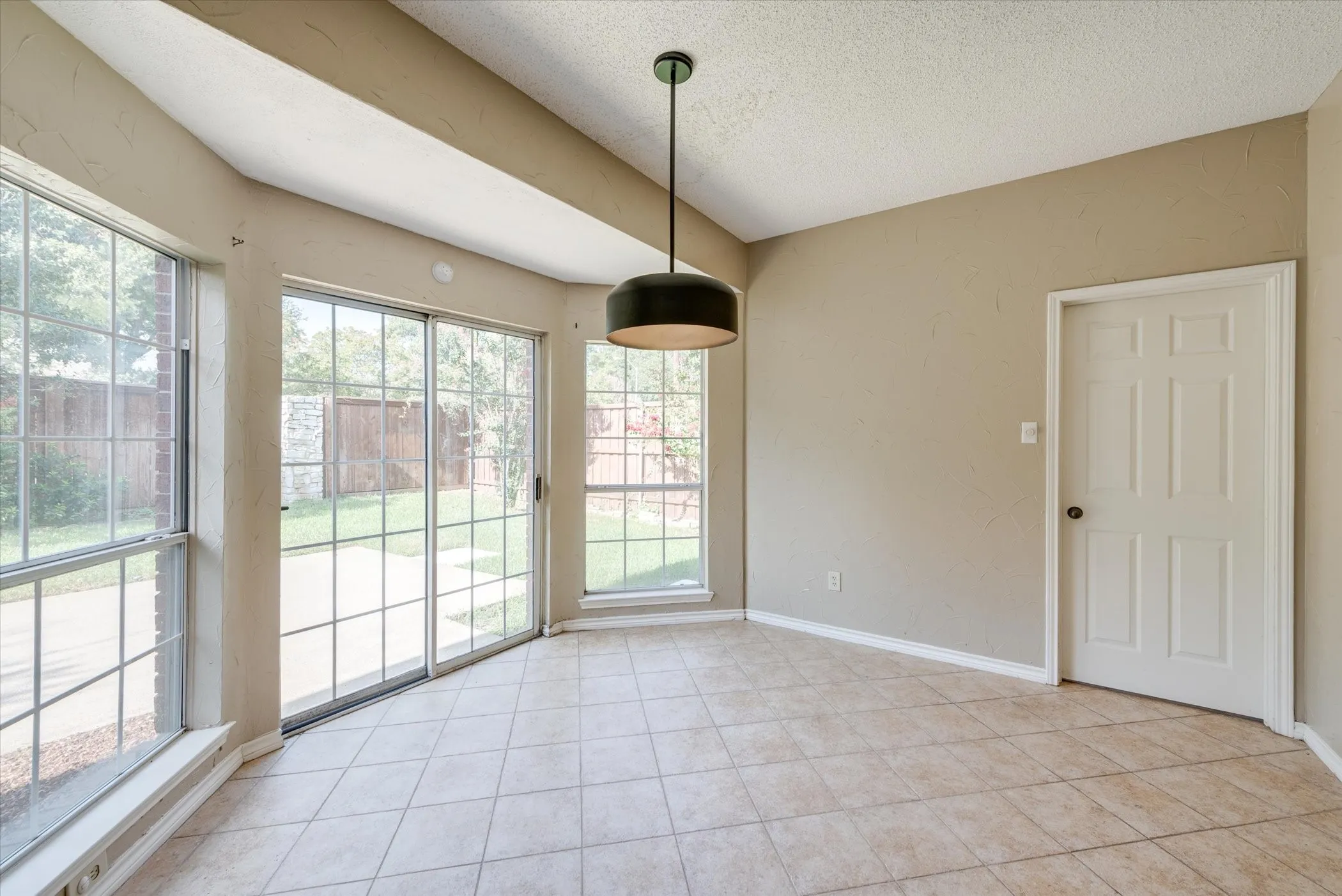 Single Family Residence For Rent in Tarrant County , 3322 Bridlewood Drive, Grapevine, Texas 76051, 4 Bedroom, 3 Bathroom, 2 Garage spaces, 2,793 Sqft, built in 1988, mls#21407892, Real Estate Agent in Grapevine, Homes For Rent in Tarrant county, Homes For Rent in Grapevine, Realtor in Grapevine Texas, Real Estate Brokerage Independent Realty Texas, Luminita Cordes Realtor