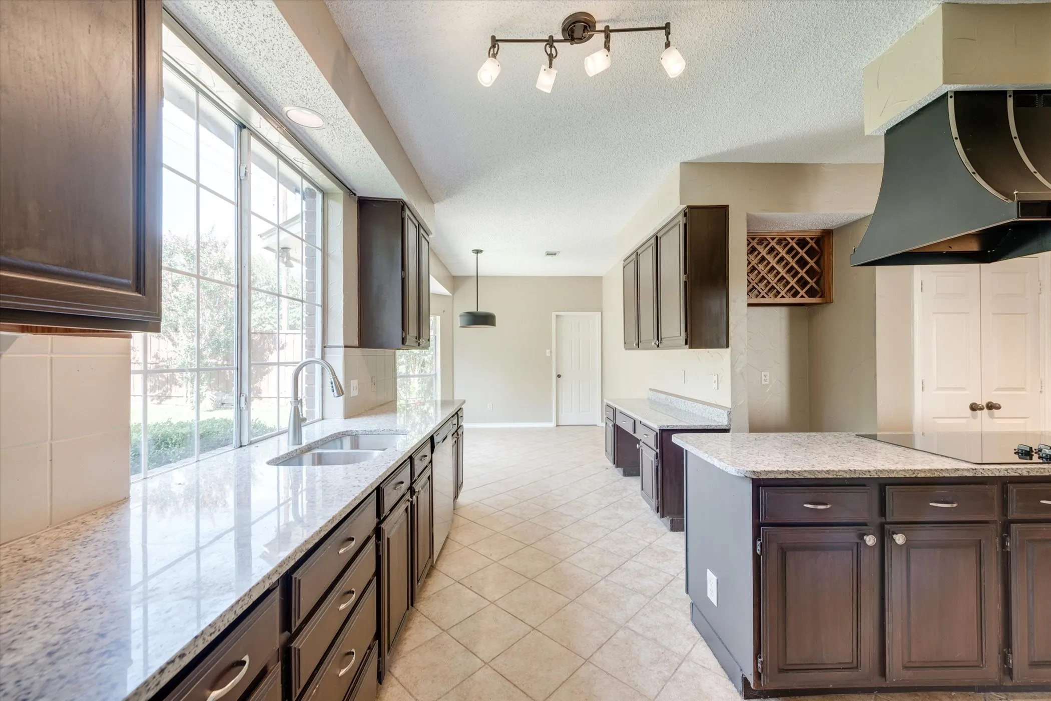 Single Family Residence For Rent in Tarrant County , 3322 Bridlewood Drive, Grapevine, Texas 76051, 4 Bedroom, 3 Bathroom, 2 Garage spaces, 2,793 Sqft, built in 1988, mls#21407892, Real Estate Agent in Grapevine, Homes For Rent in Tarrant county, Homes For Rent in Grapevine, Realtor in Grapevine Texas, Real Estate Brokerage Independent Realty Texas, Luminita Cordes Realtor